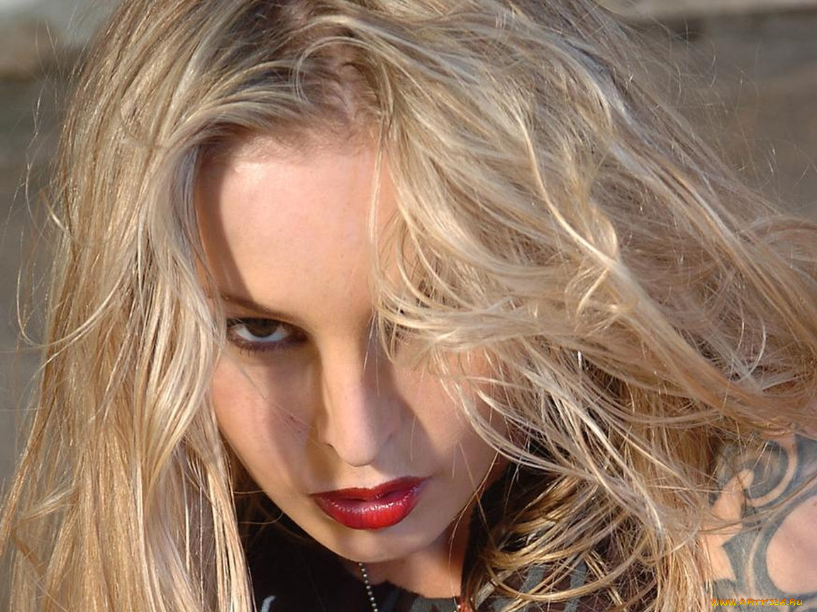 Liliane, Tiger, девушки