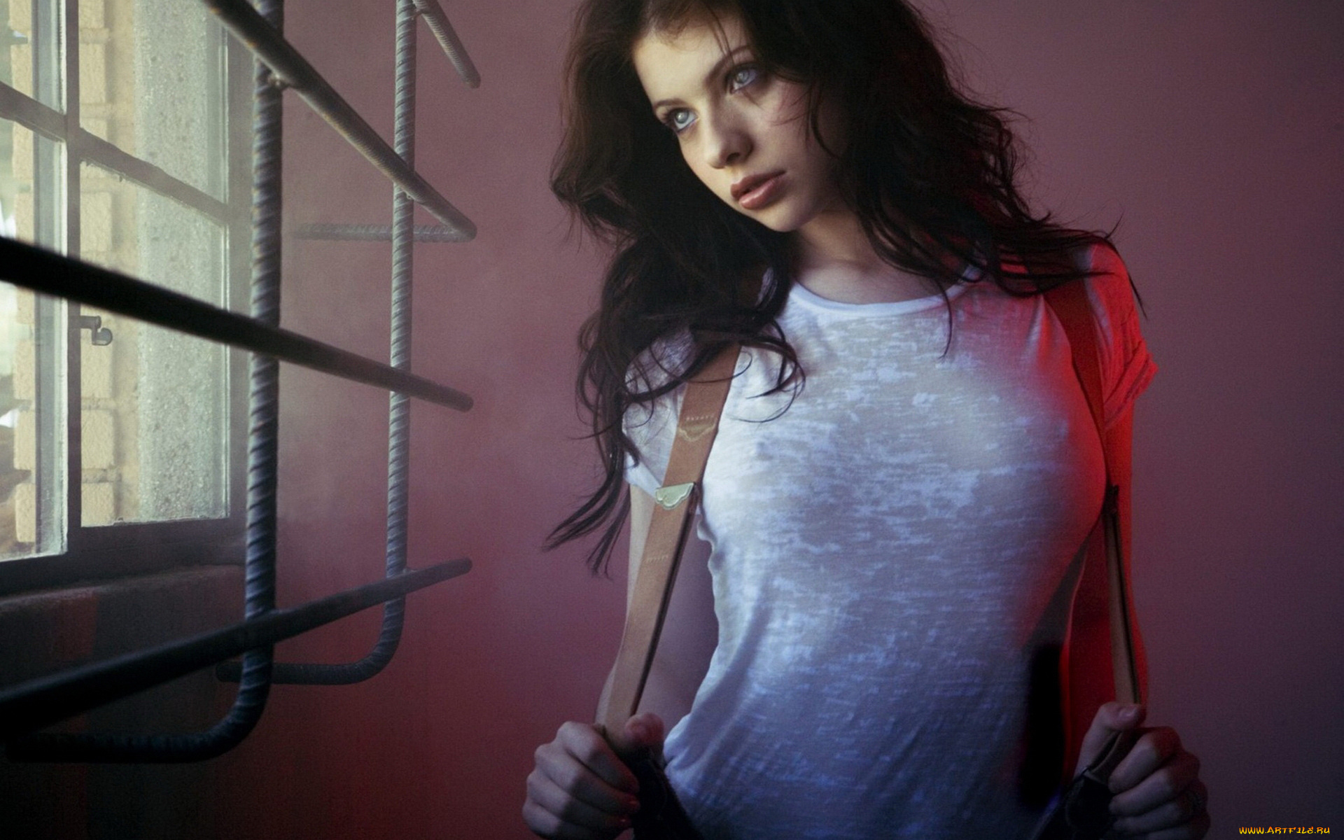 девушки, michelle, trachtenberg, окно, футболка, решетка, мишель, трахтенберг