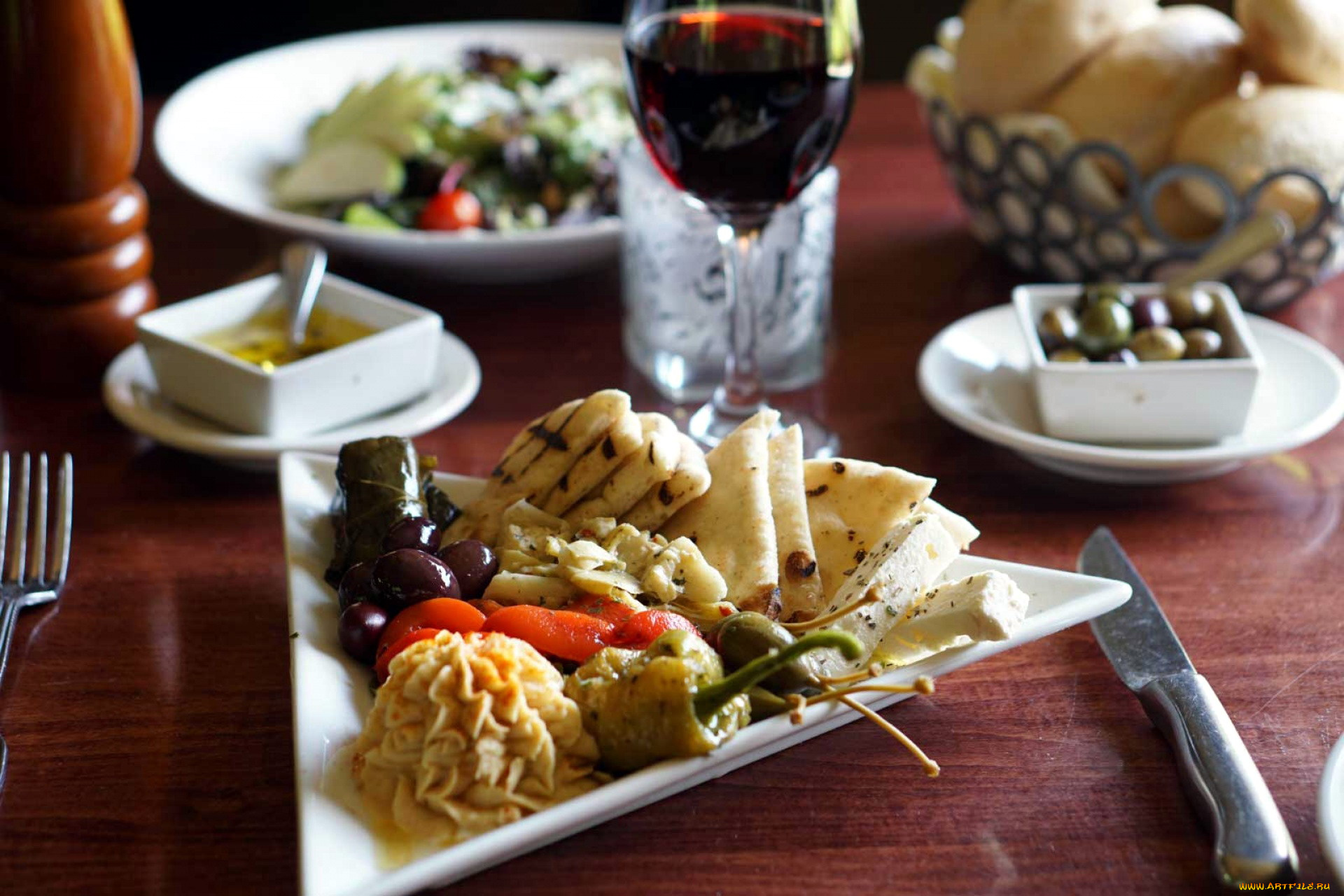 еда, салаты, , закуски, закуска, лепешка, соус, перец, оливки