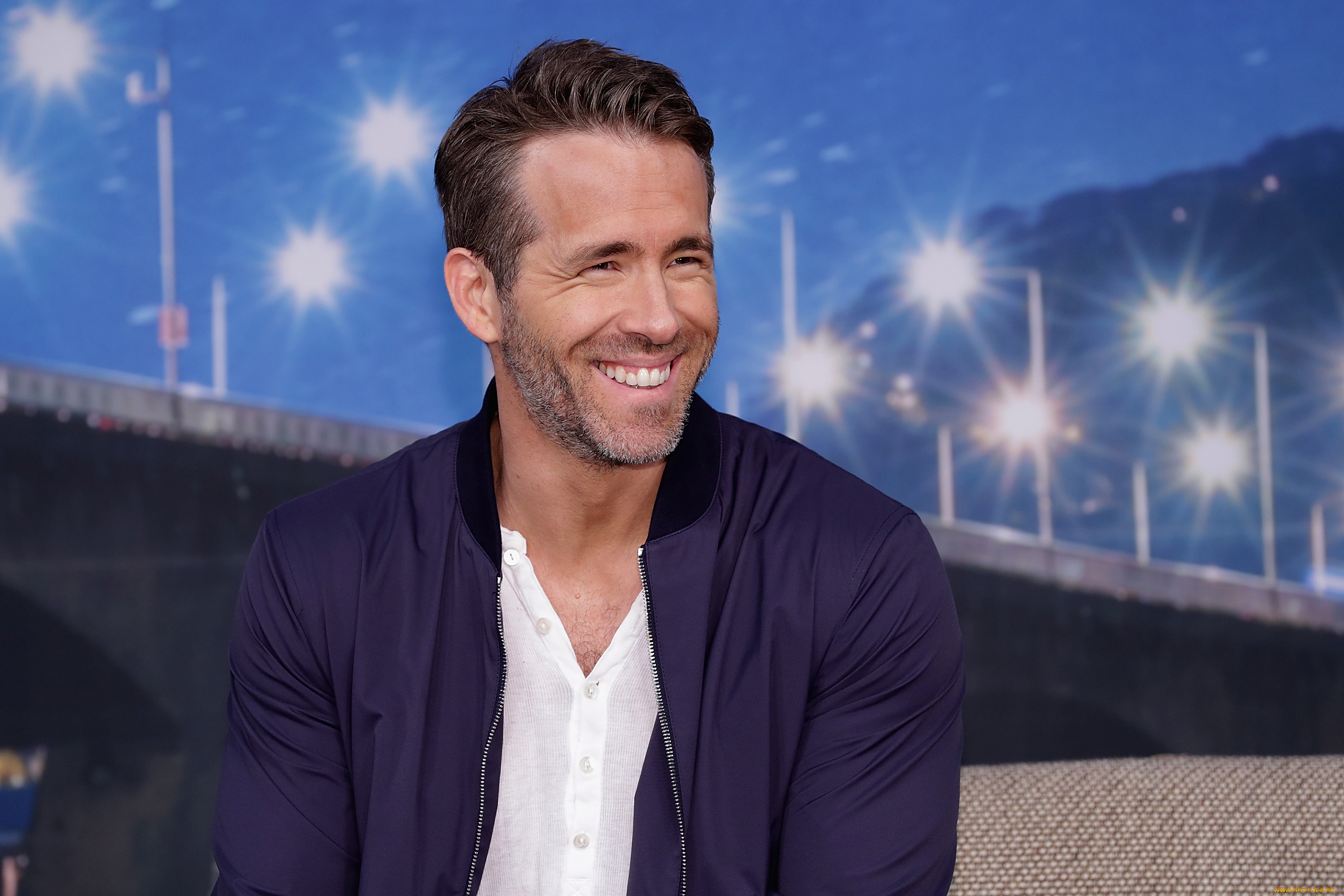 мужчины, ryan, reynolds, улыбка, огни, куртка, актер, щетина