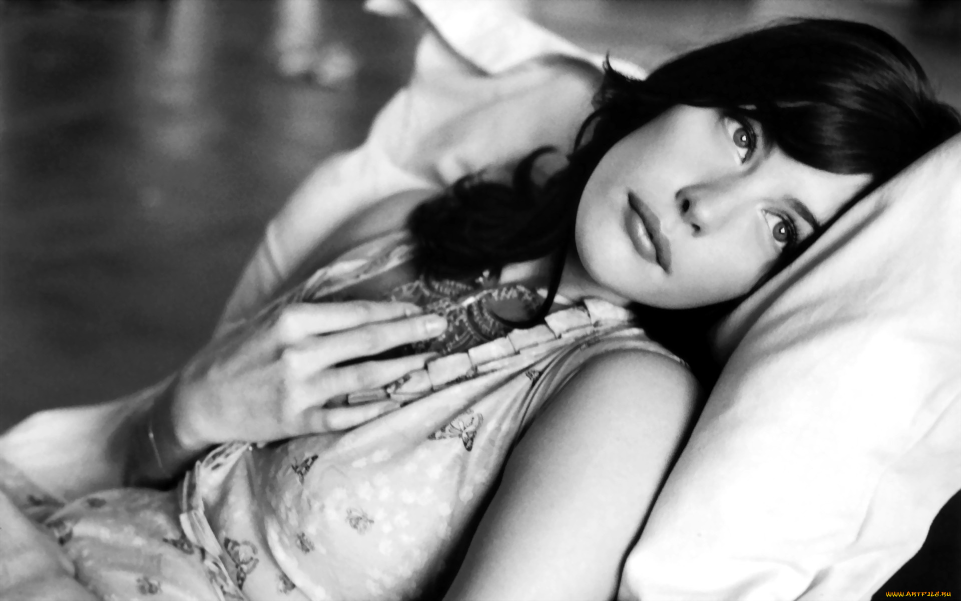 девушки, liv, tyler, черно-белая, актриса, платье, подушка