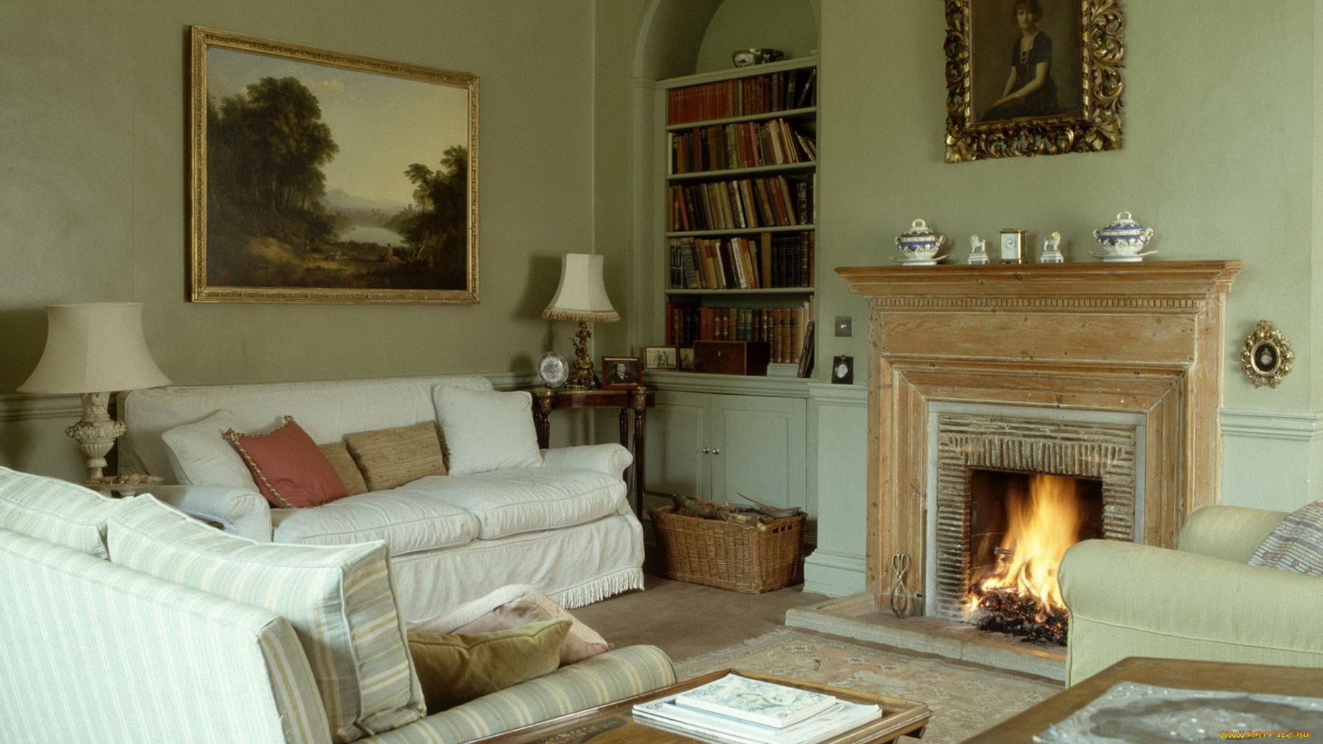 интерьер, гостиная, камин, картины, книги, диван