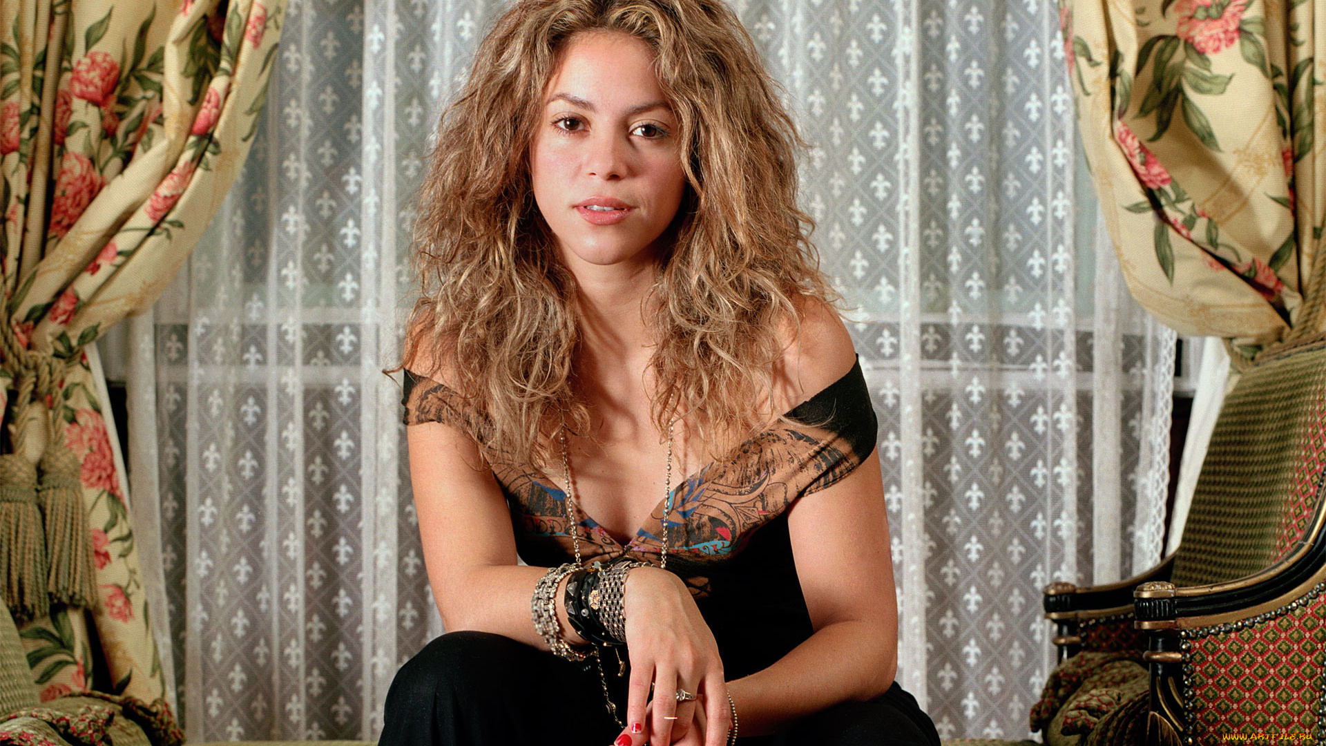 музыка, shakira, цепочка, браслеты, декольте