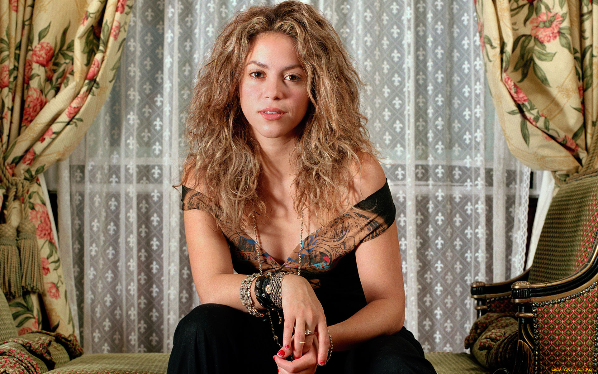 музыка, shakira, цепочка, браслеты, декольте