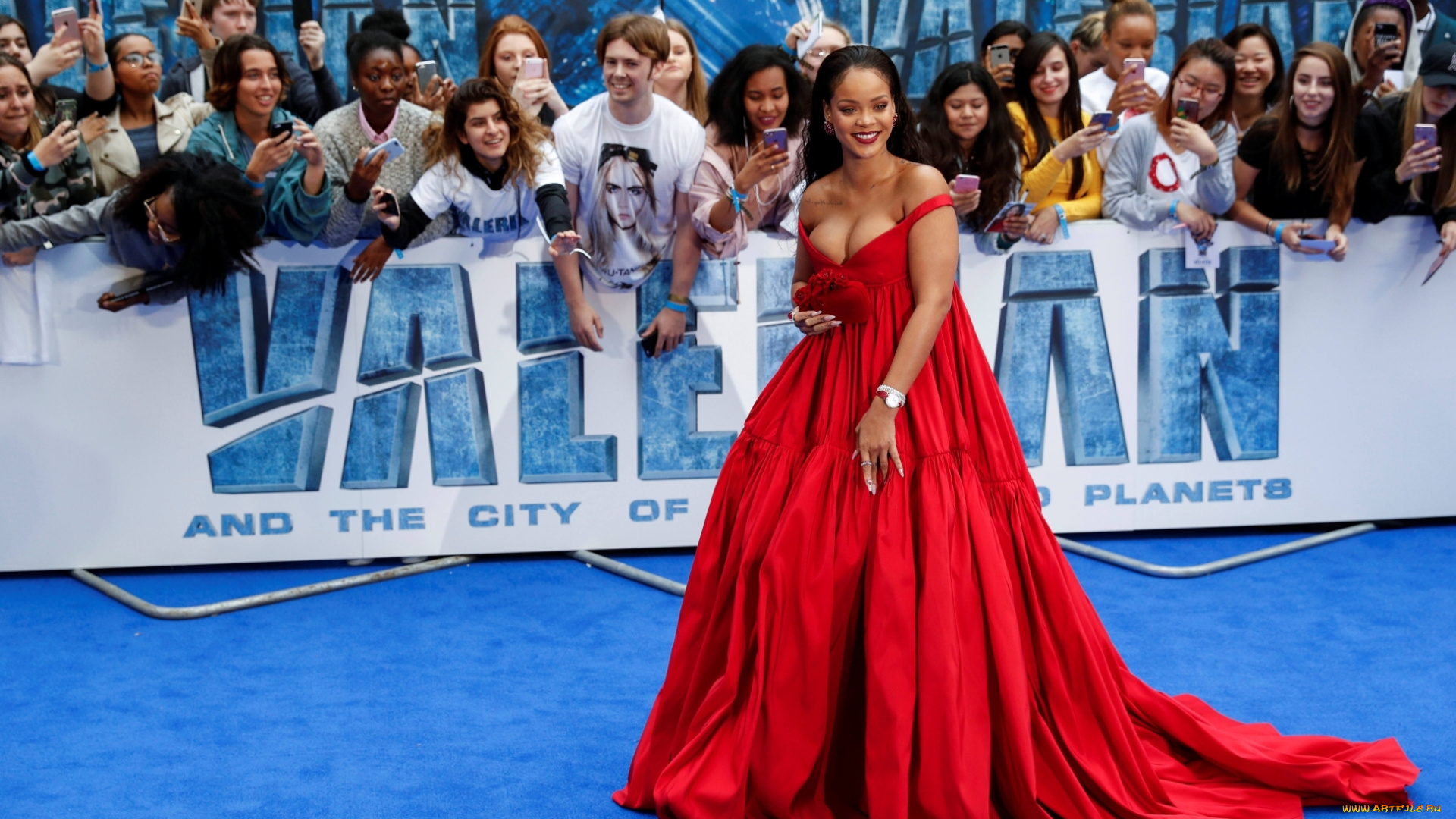 музыка, rihanna, рианна, певица, улыбка, платье, декольте, люди