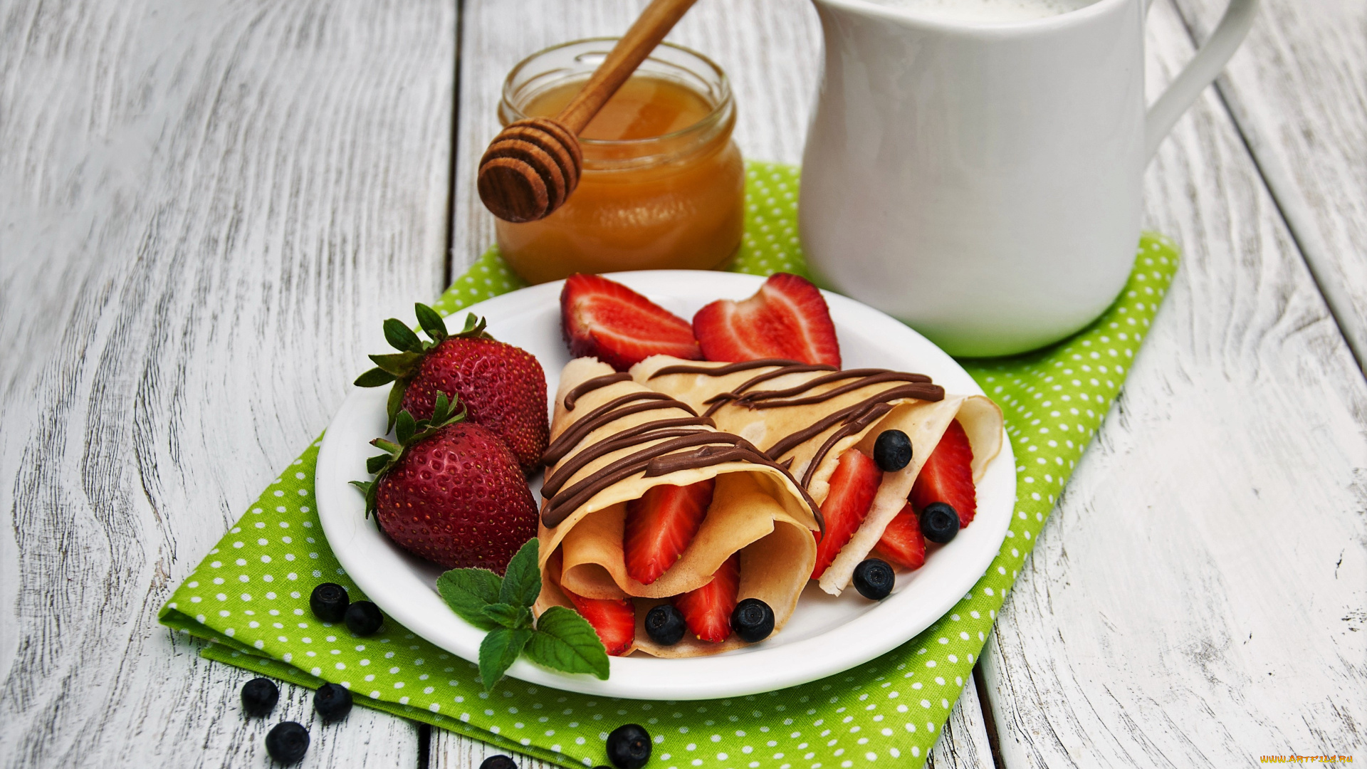 еда, блины, , оладьи, ягоды, мед, молоко, кувшин