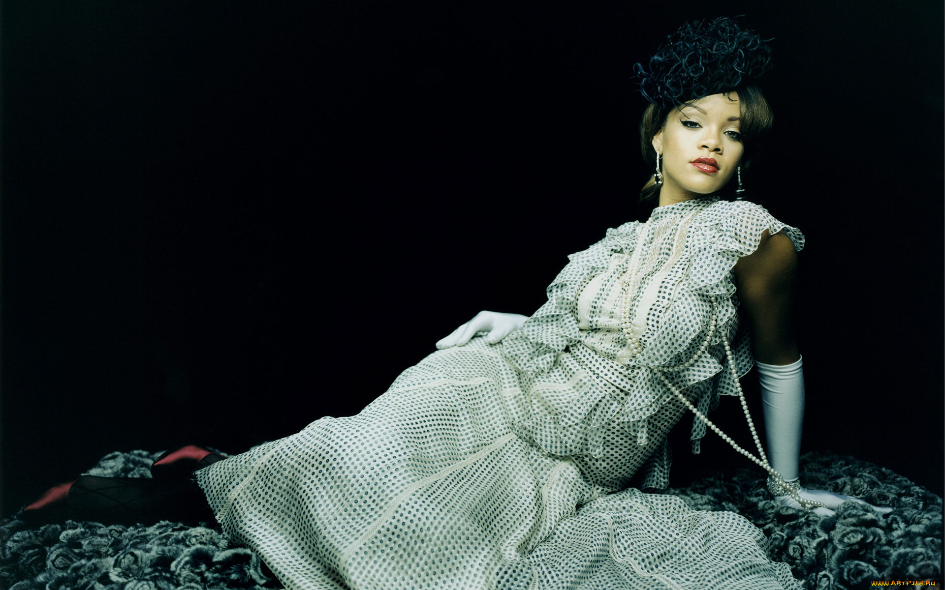 музыка, rihanna, бусы, перчатки
