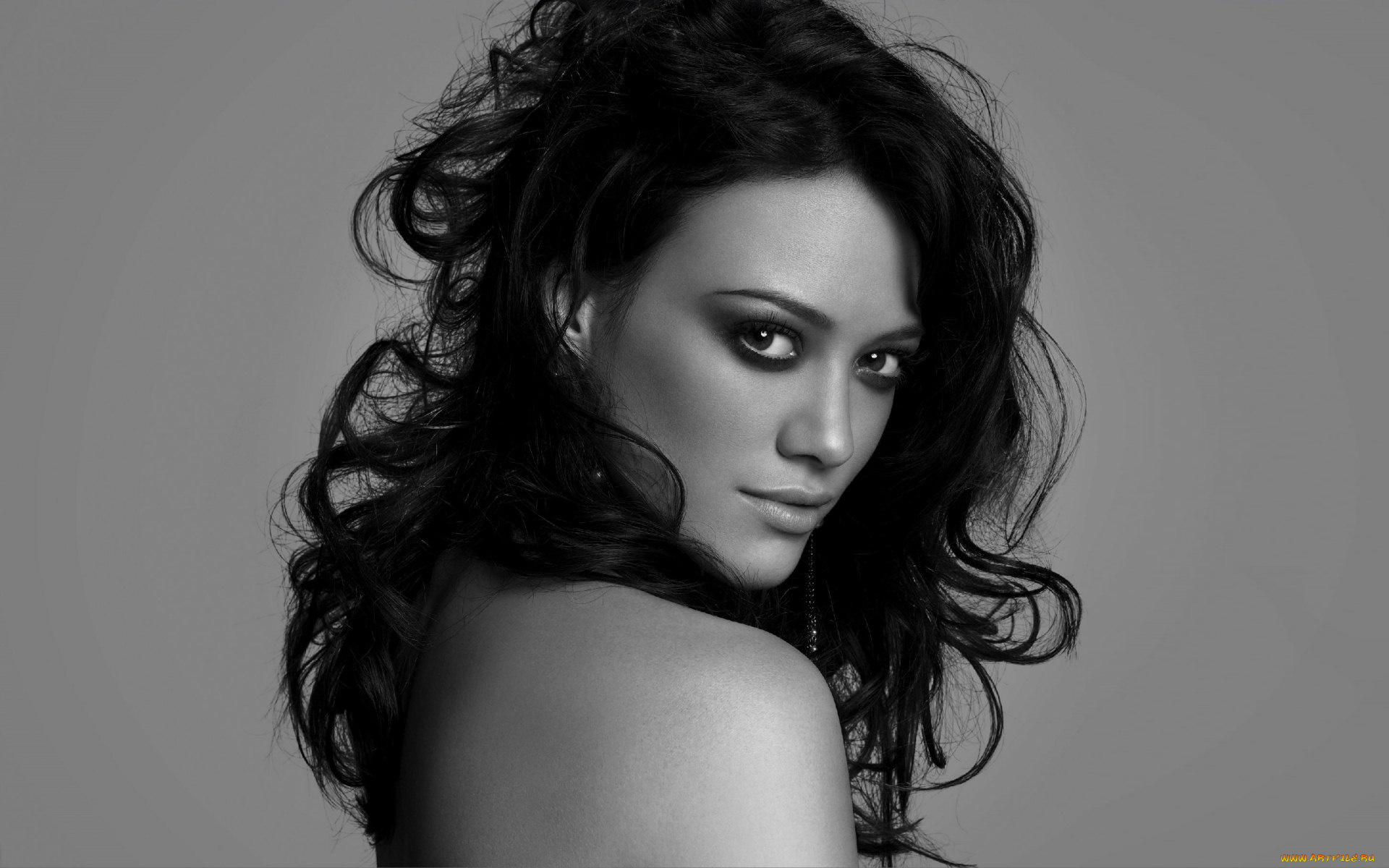 девушки, hilary, duff, хилари, дафф, актриса, черно-белая, брюнетка, взгляд, серьги