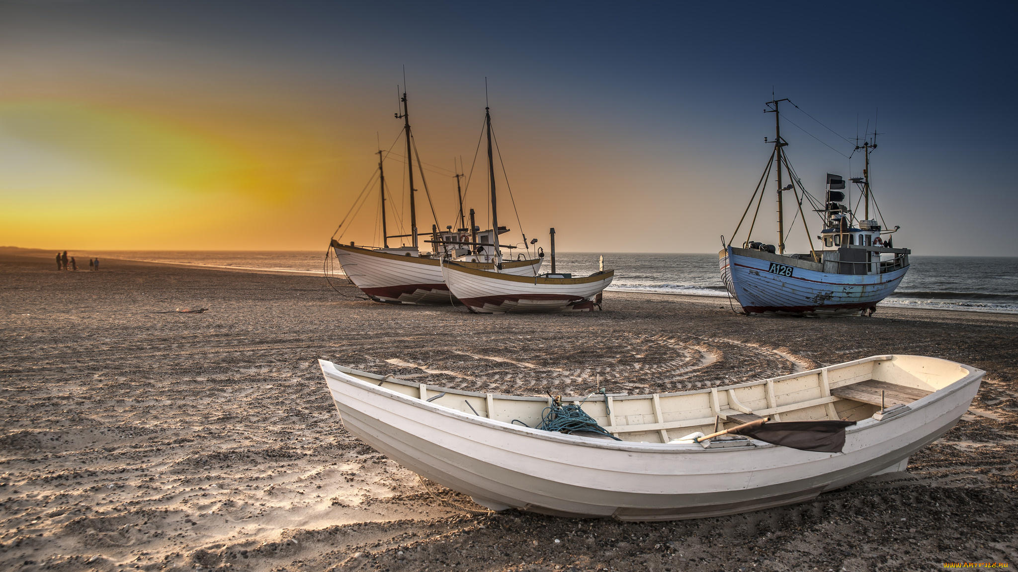 корабли, разные, вместе, пляж, побережье, рассвет