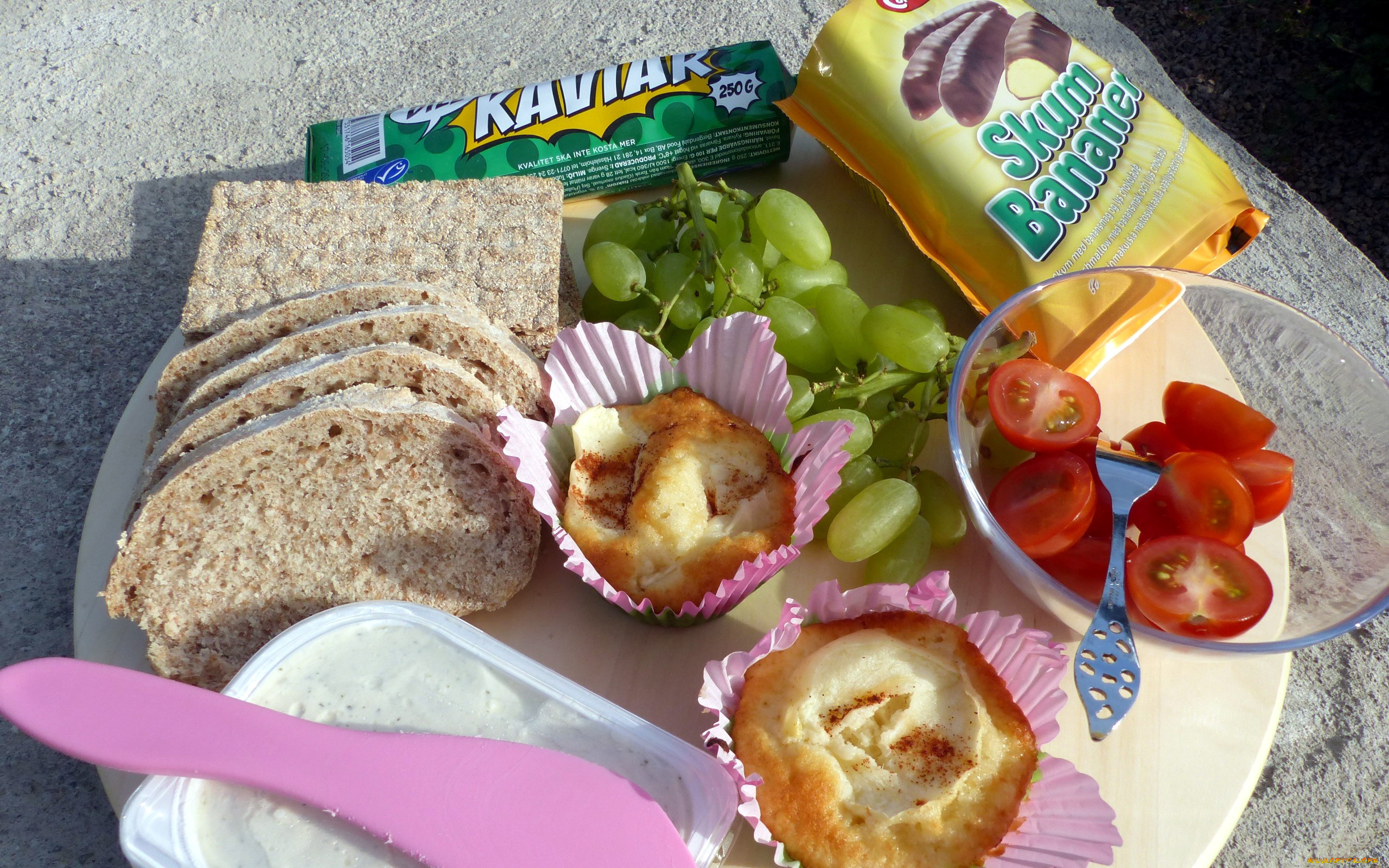 еда, разное, хлеб, кексы, помидоры, виноград