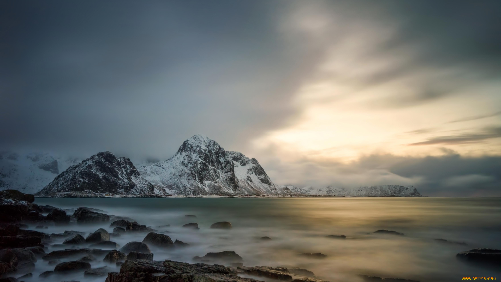 природа, побережье, снег, горы, рассвет, тучи, небо, камни, туман, озеро