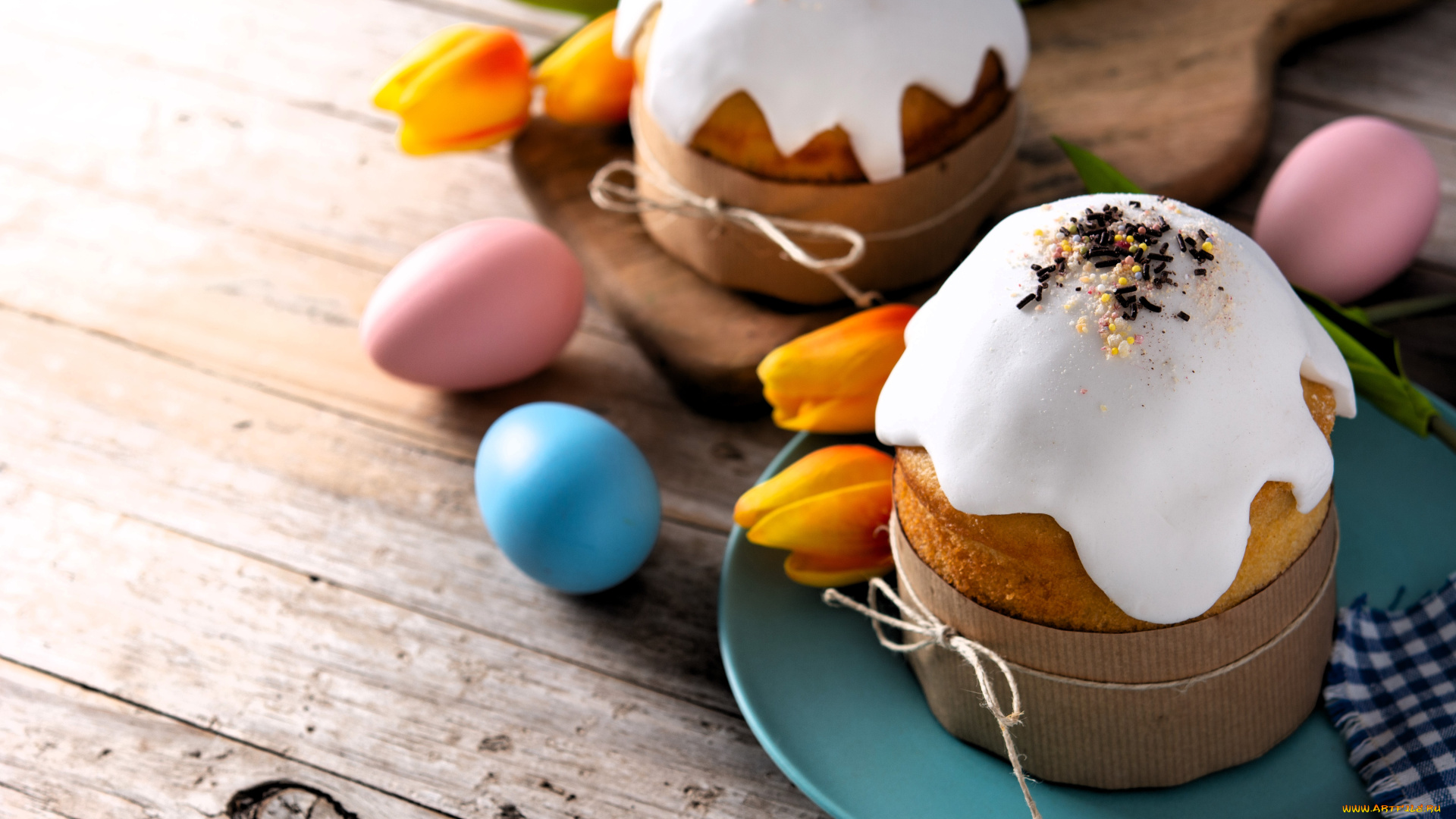 праздничные, пасха, столешница, яйца, тарелка, куличи, тюльпаны, доска