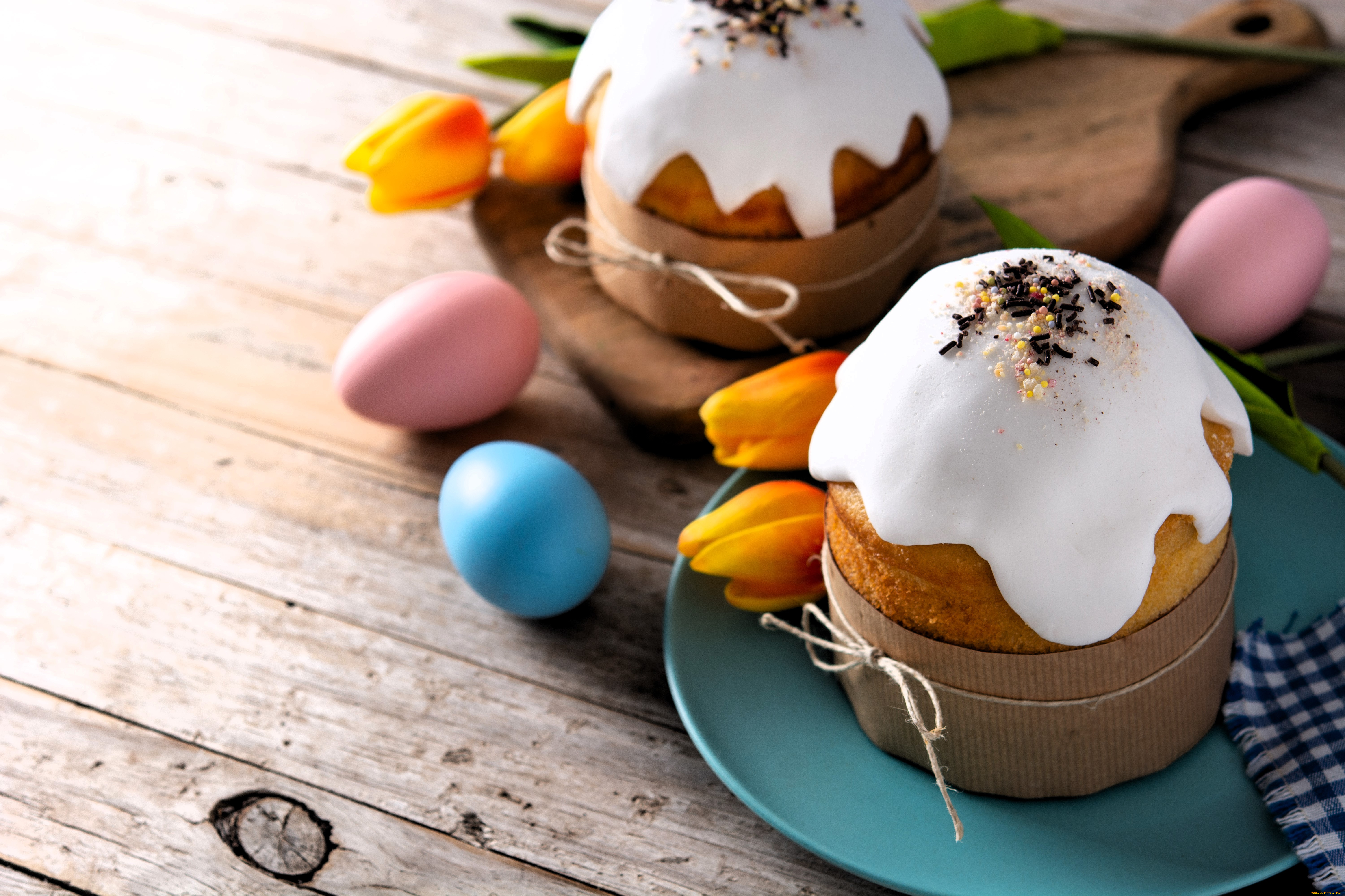 праздничные, пасха, столешница, яйца, тарелка, куличи, тюльпаны, доска