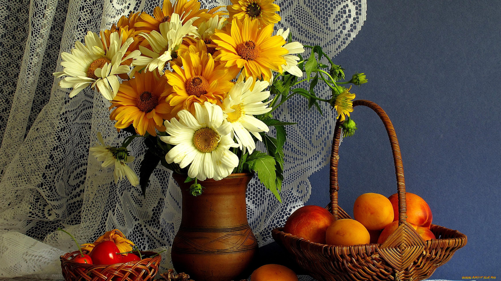 еда, натюрморт, корзинка, черешня, персики, абрикосы, рудбекия, ромашки, шишки, кувшин, цветы