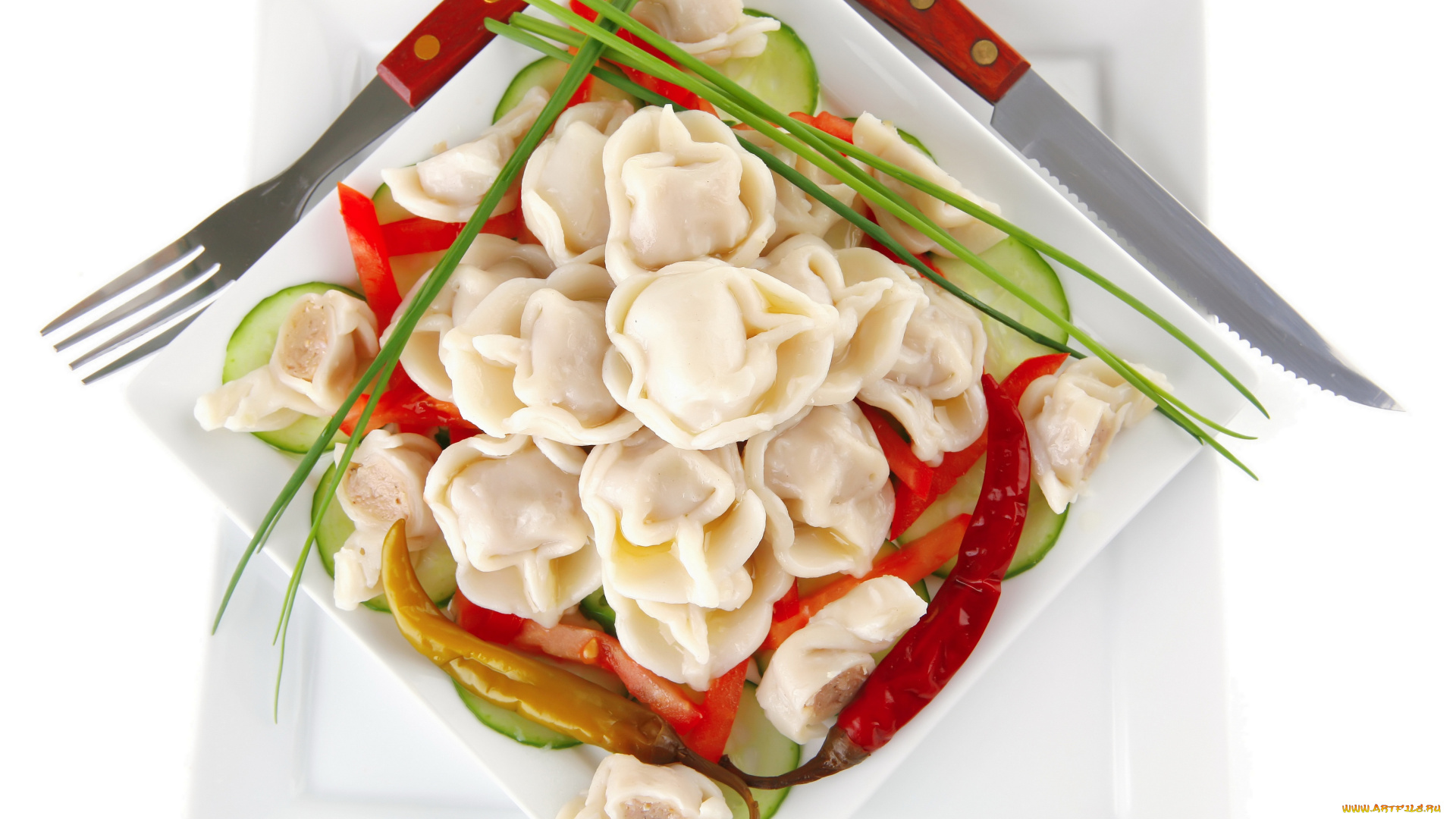 еда, пельмени, манты, вареники, огурцы, обед, нож, вилка, тарелка, лук, перец