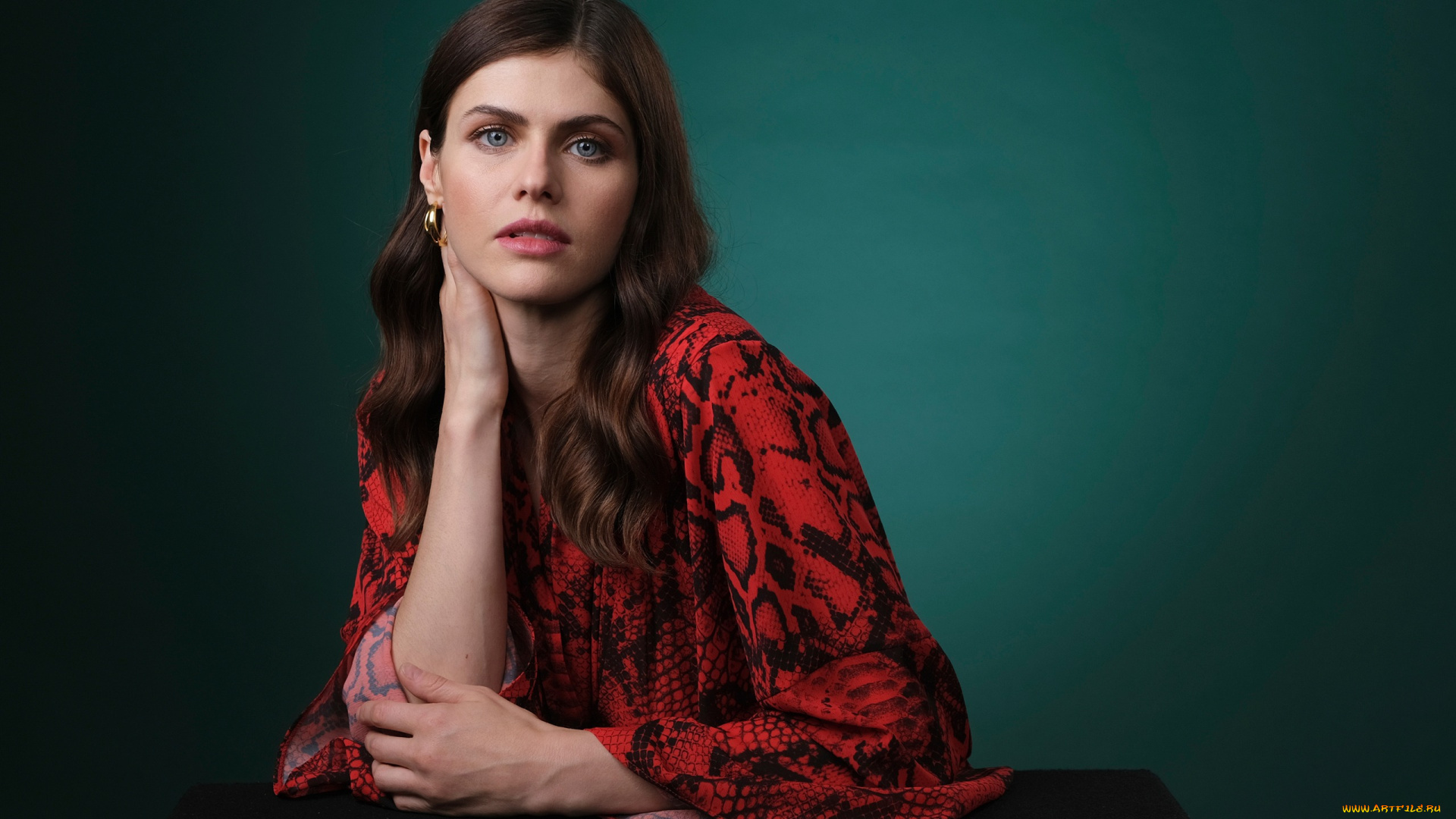 alexandra, daddario, девушки, alexandra, daddario, платье, красный, девушка, актриса, брюнетка, поза, взгляд, красотка, стройная, сексуальная, портрет, лицо, причёска, макияж