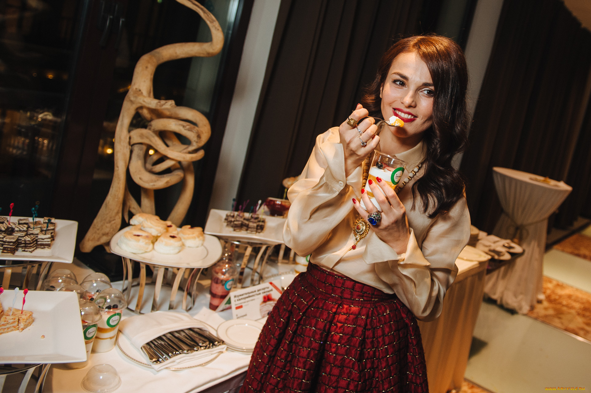 музыка, сати, казанова, певица, блузка, юбка, фуршет