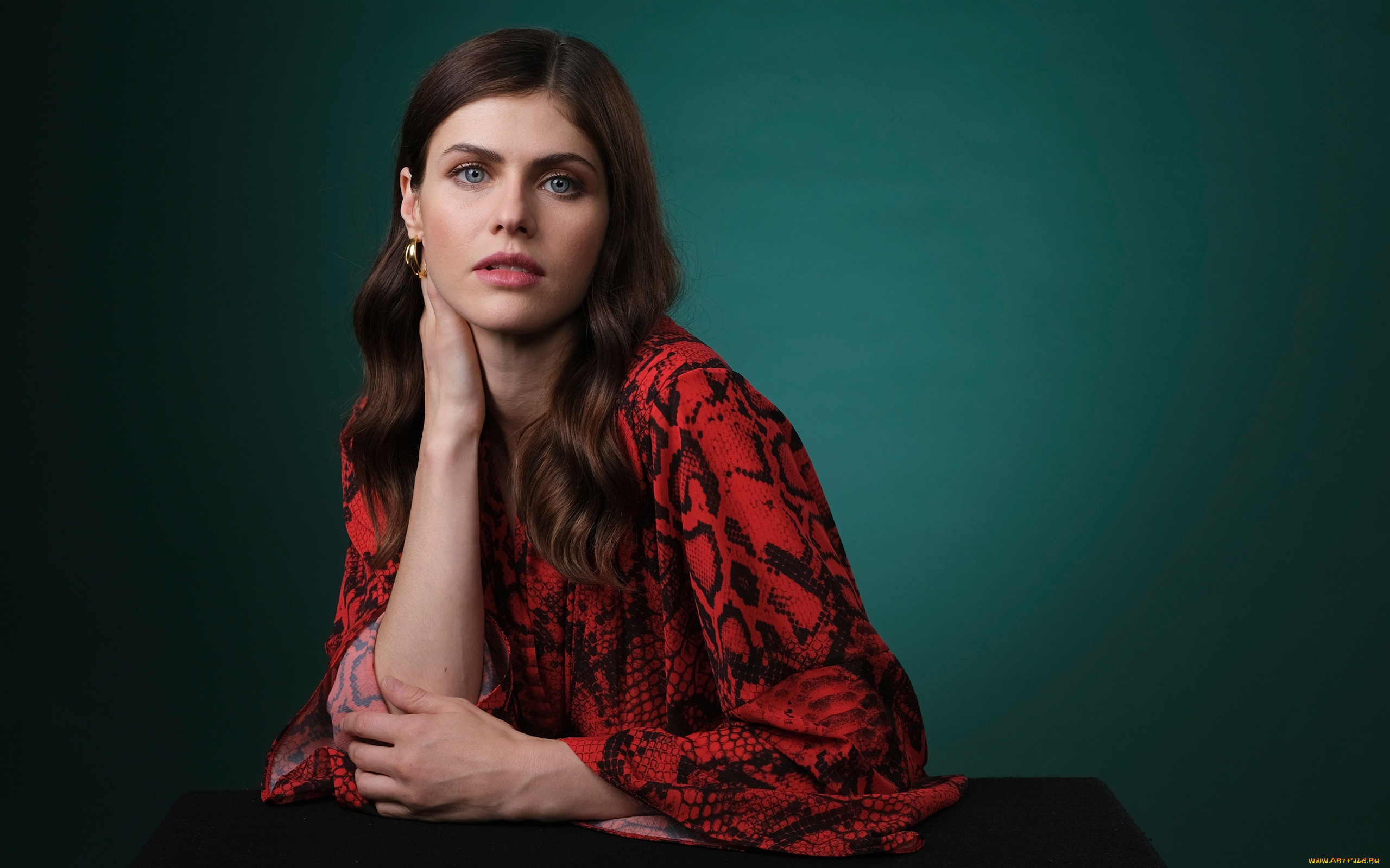 alexandra, daddario, девушки, alexandra, daddario, платье, красный, девушка, актриса, брюнетка, поза, взгляд, красотка, стройная, сексуальная, портрет, лицо, причёска, макияж