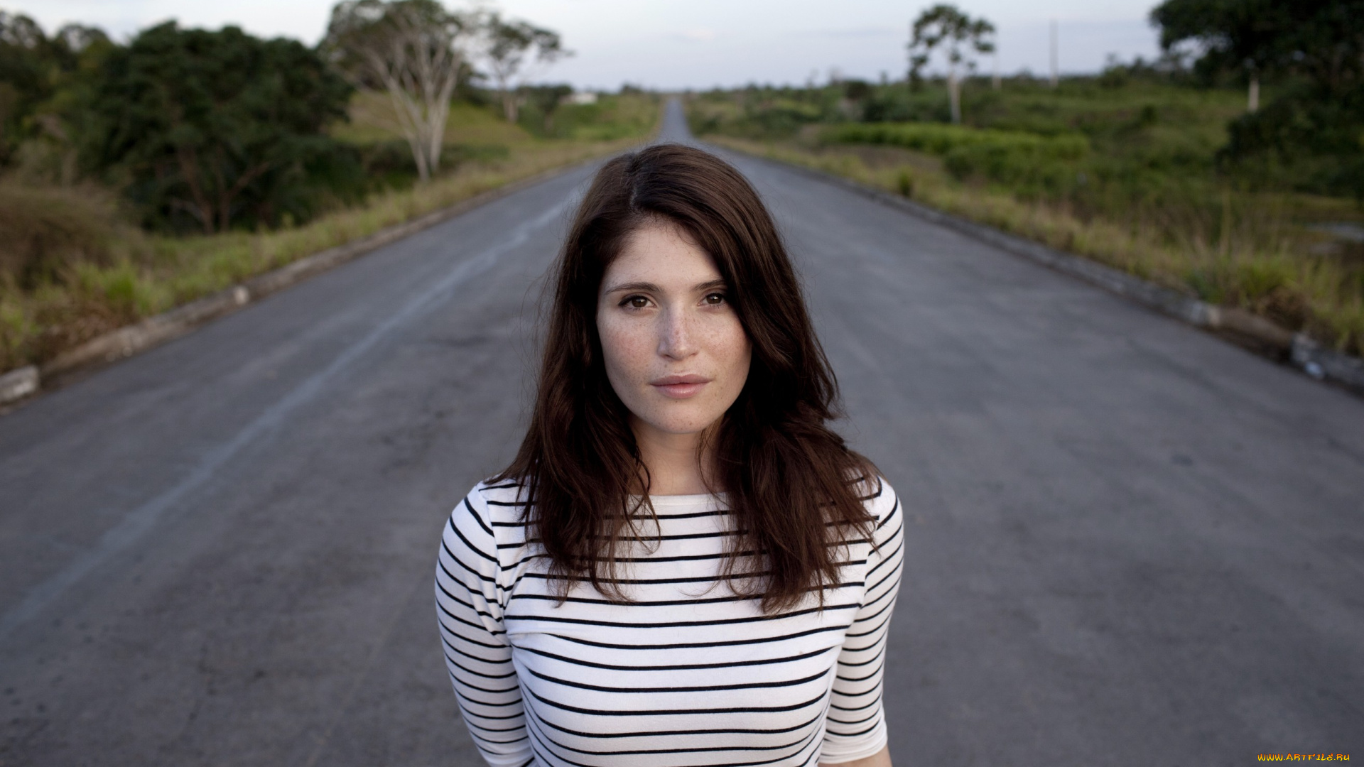 девушки, gemma, arterton, актриса, шатенка, футболка, дорога