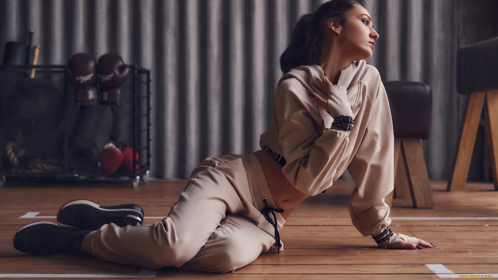 бестия, девушки, -, брюнетки, , шатенки, девушка, женщина, брюнетка, темноволосая, сексуальная, модель, звезда, позирует, разная, обувь, верхняя, стильная, одежда, нижнее, эротическое, бельё, трусы, лифчик, колготки, чулки, аксессуары, макияж, и, множество, элементов, на, фотографии