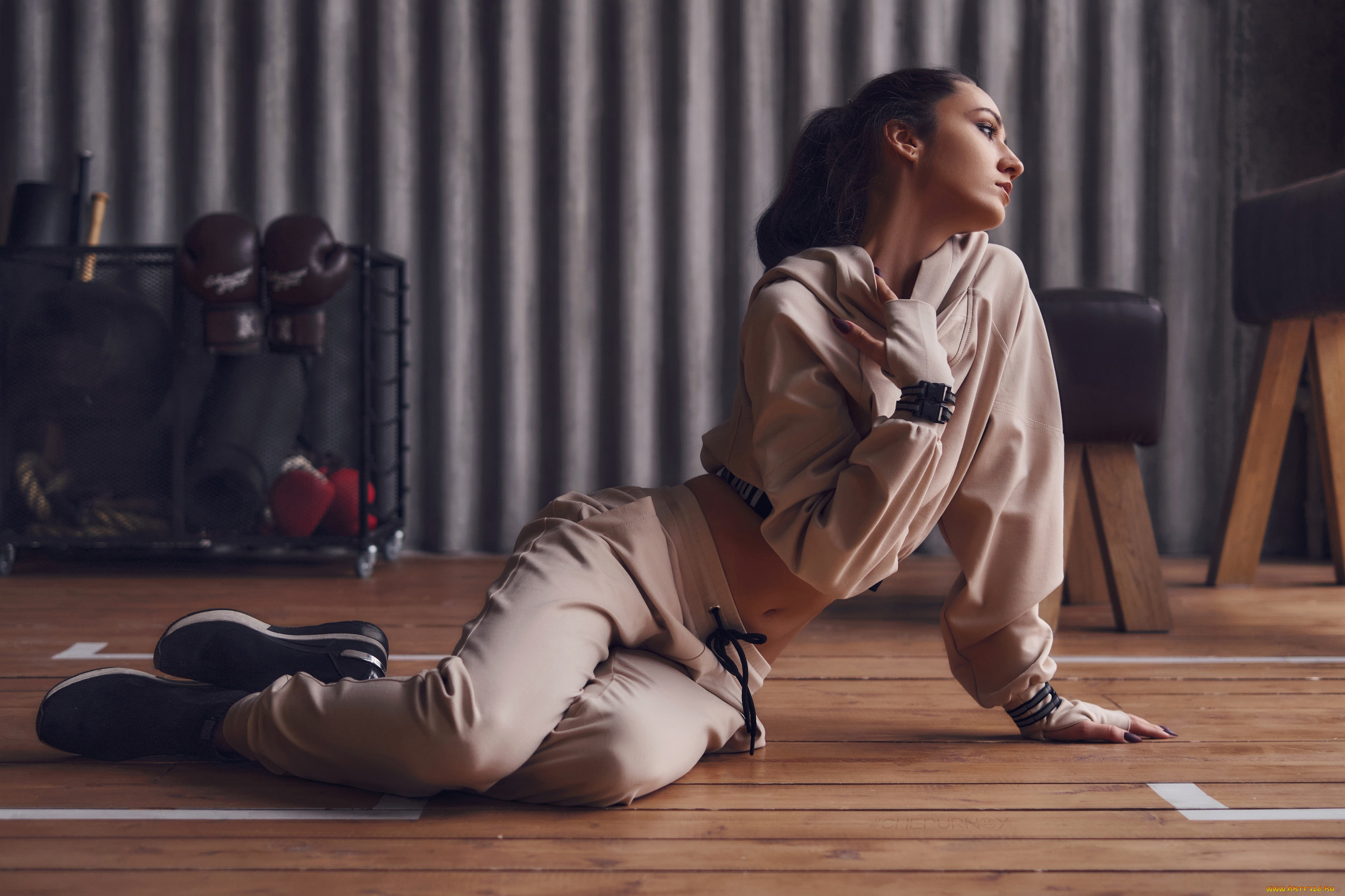 бестия, девушки, -, брюнетки, , шатенки, девушка, женщина, брюнетка, темноволосая, сексуальная, модель, звезда, позирует, разная, обувь, верхняя, стильная, одежда, нижнее, эротическое, бельё, трусы, лифчик, колготки, чулки, аксессуары, макияж, и, множество, элементов, на, фотографии