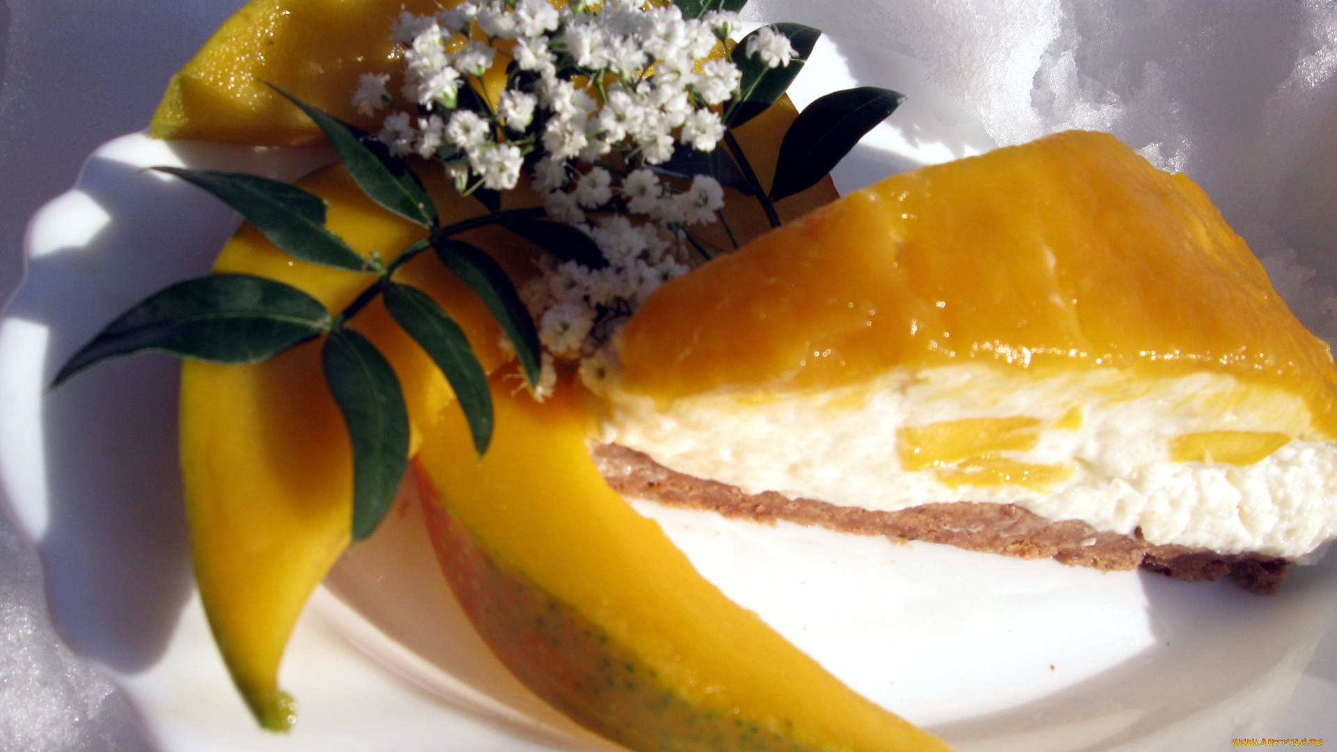 еда, пироги, тарелка, снег, манго, пирожное, цветы