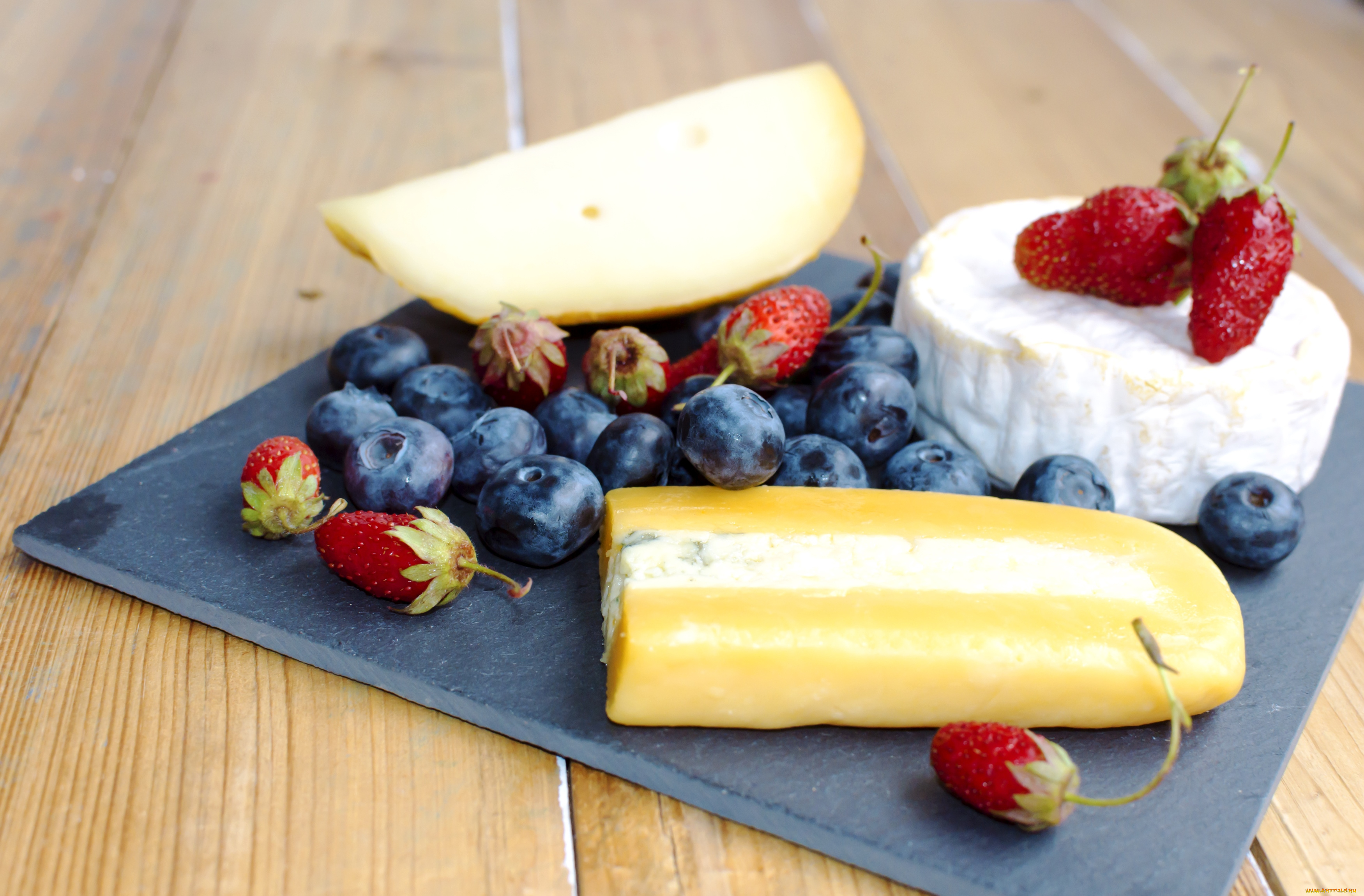 еда, разное, клубника, сыры, голубика, ягоды