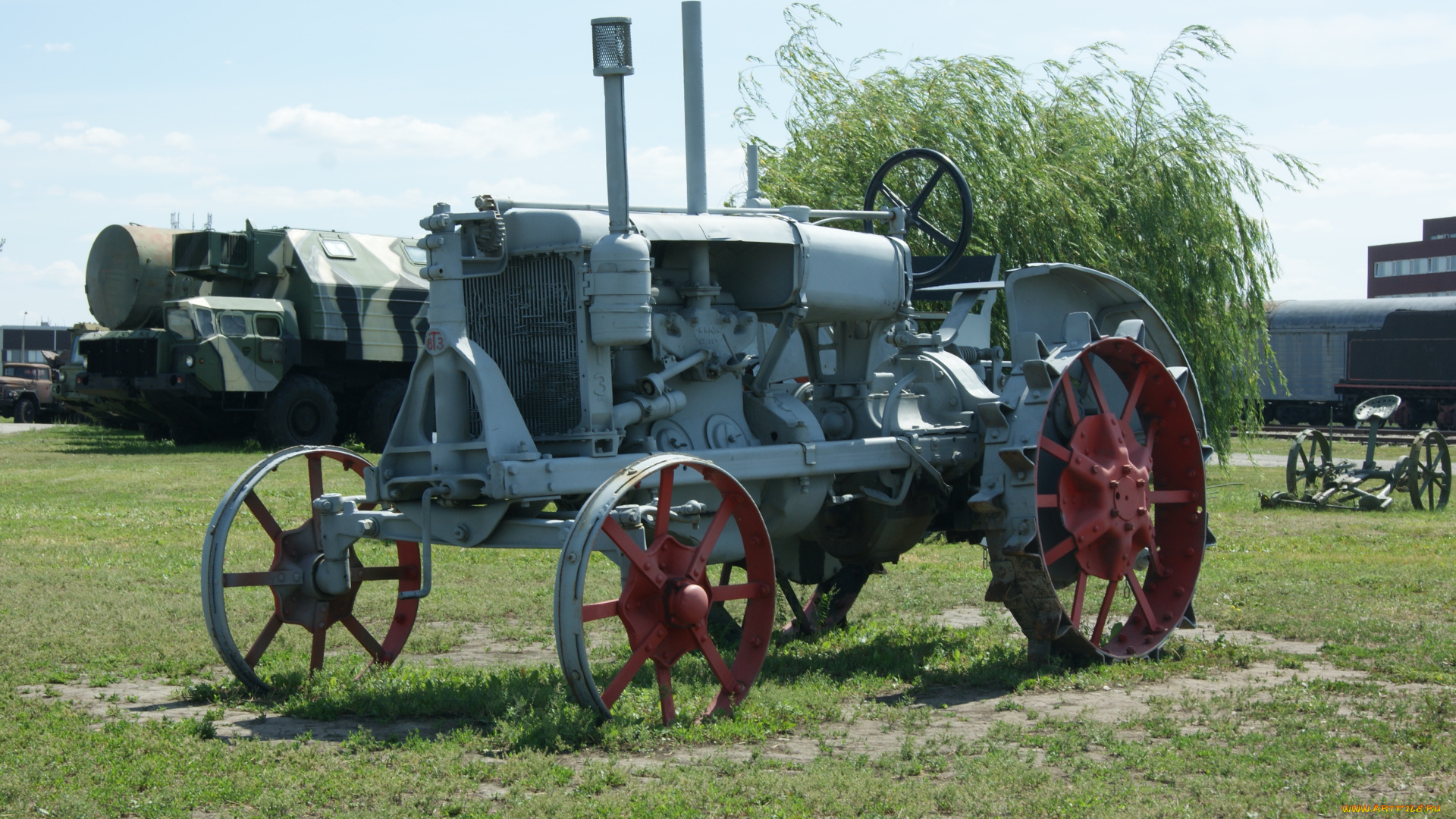 техника, тракторы, музей, трактор, трава, небо, дерево