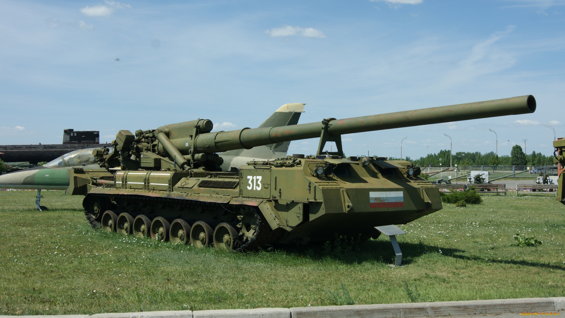 техника, военная, музей, самоходка, самолет, трава, дорога, небо