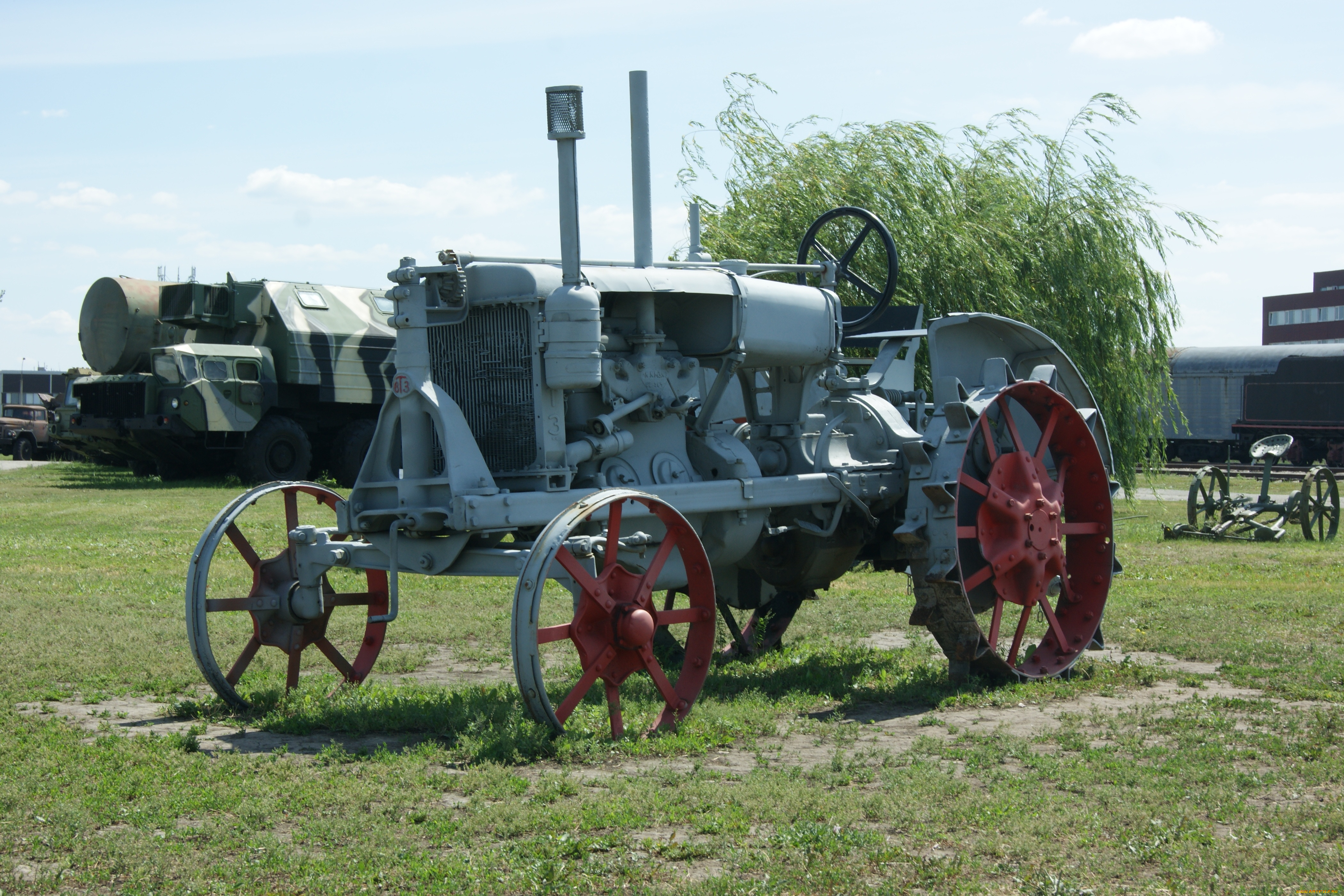 техника, тракторы, музей, трактор, трава, небо, дерево