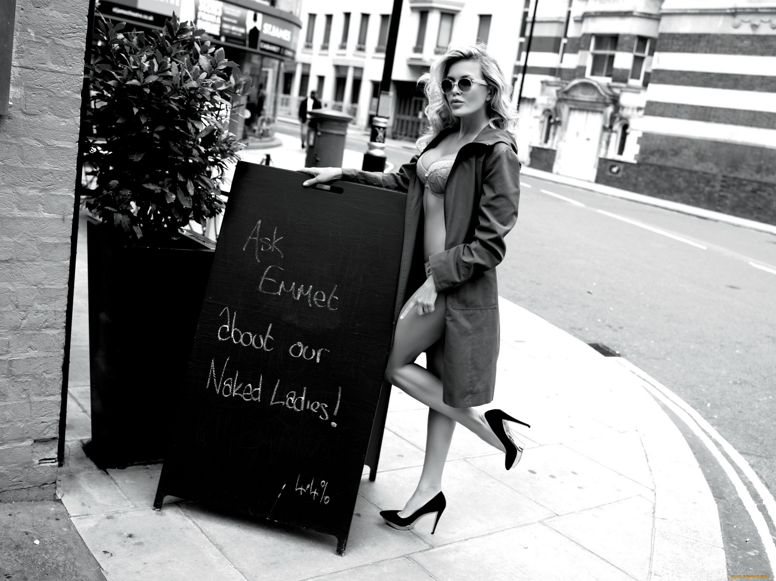 татьяна, верёвкина, девушки, плащ, бельё, татьяна, верёвкина, улица, чёрно-белая, туфли, вывеска, lingerie, лондон