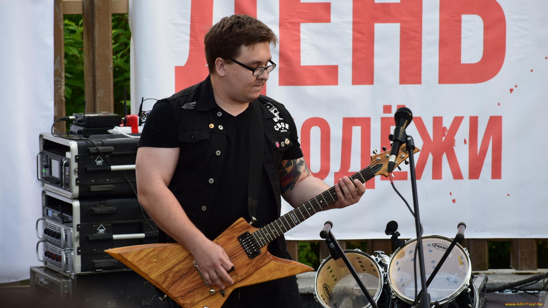 музыка, -, другое, гитара, микрофон, барабаны, мужчина, очки