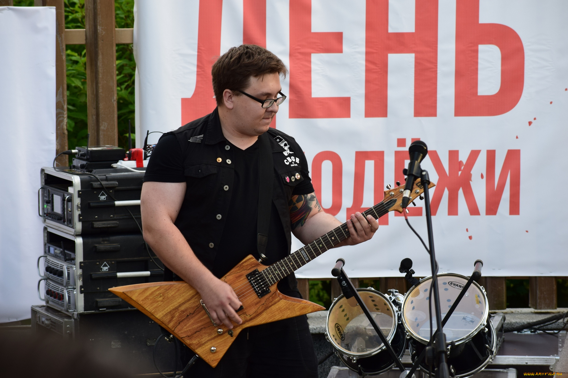 музыка, -, другое, гитара, микрофон, барабаны, мужчина, очки