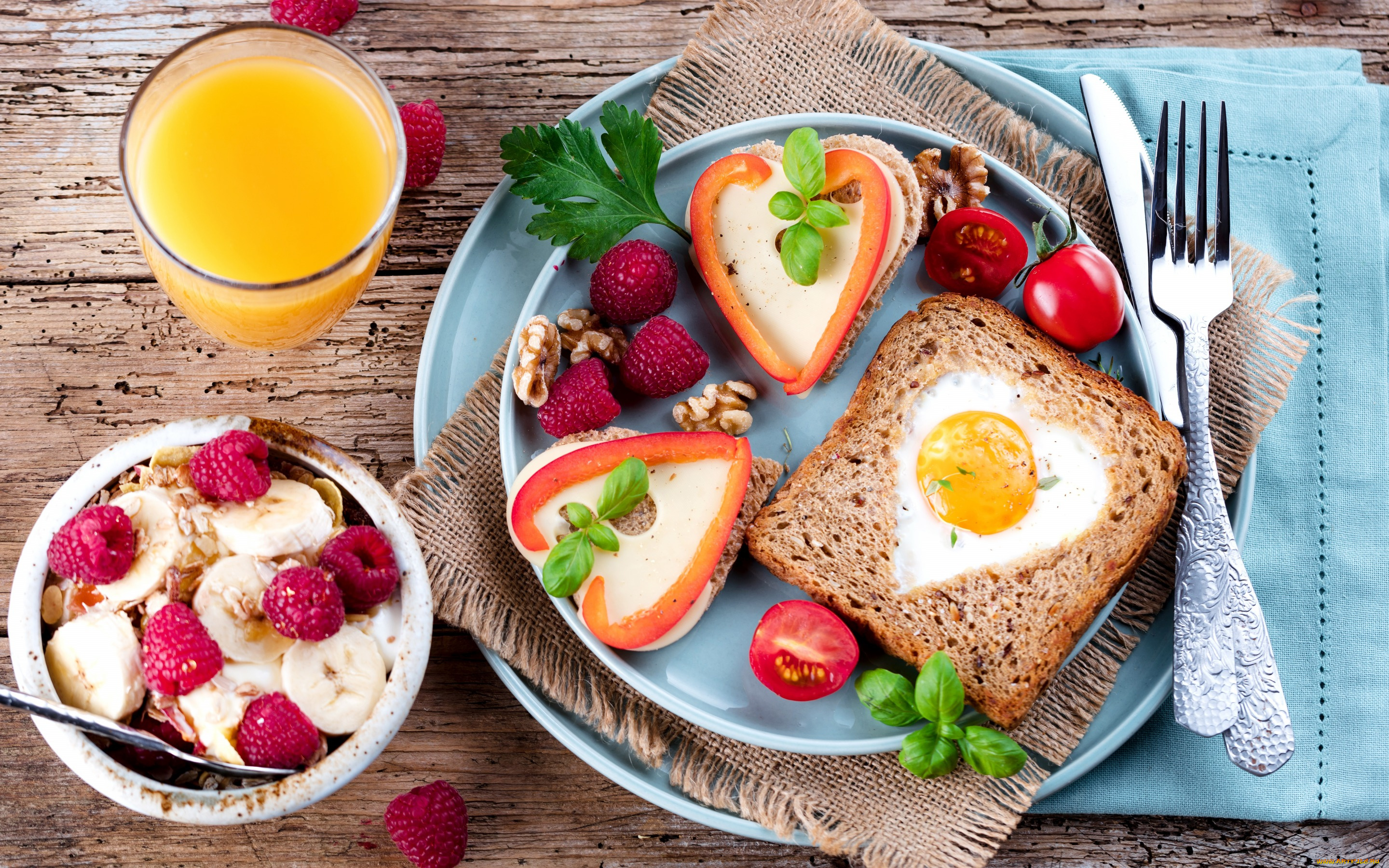 еда, разное, овсянка, грецкие, орехи, апельсиновый, сок, банан, помидоры-черри, базилик, бутерброды, малина, сыр, ягоды, завтрак