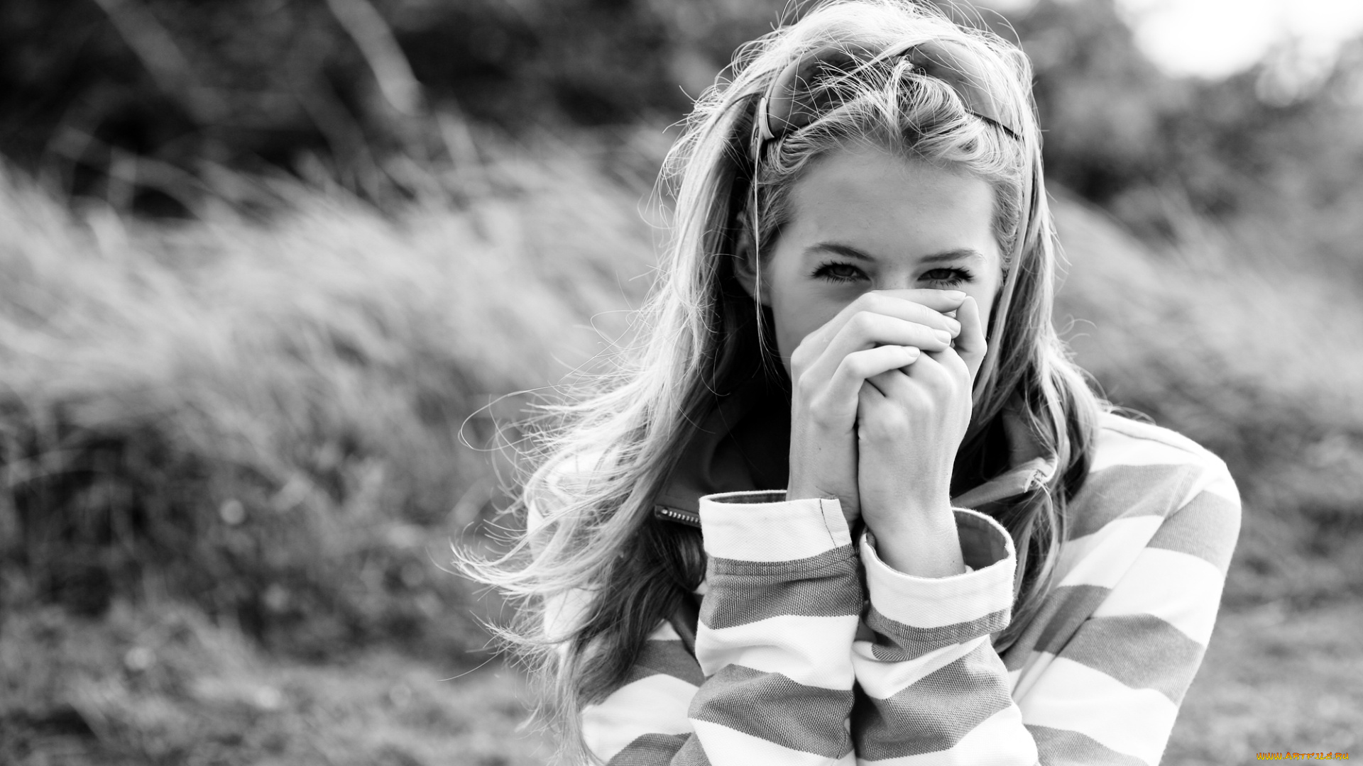 olivia, bell, девушки, -unsort, , Черно-белые, обои, черно-белая, olivia, bell, поле, свитер, блондинка