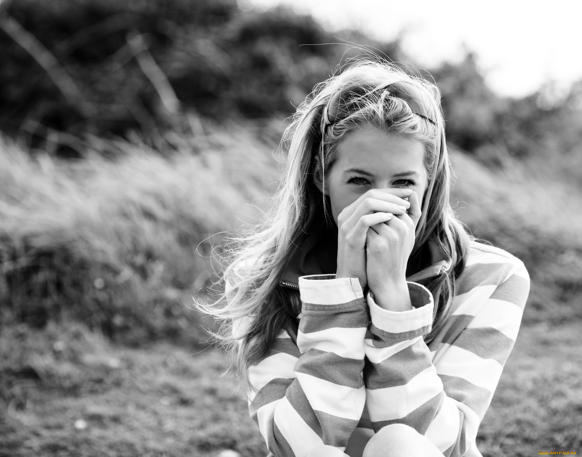 olivia, bell, девушки, -unsort, , Черно-белые, обои, черно-белая, olivia, bell, поле, свитер, блондинка