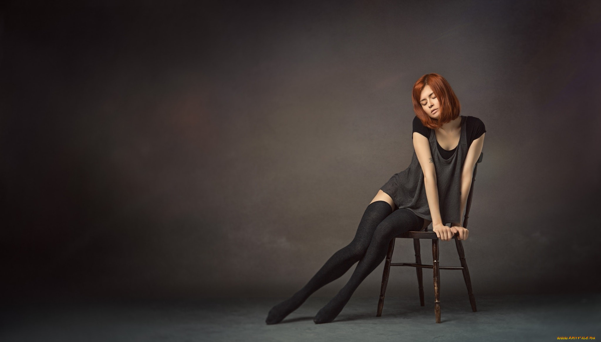 девушка, девушки, -unsort, , рыжеволосые, и, другие, модель, ноги, стул, портрет, простой, фон, чулки, закрытые, глаза, короткие, волосы, тату
