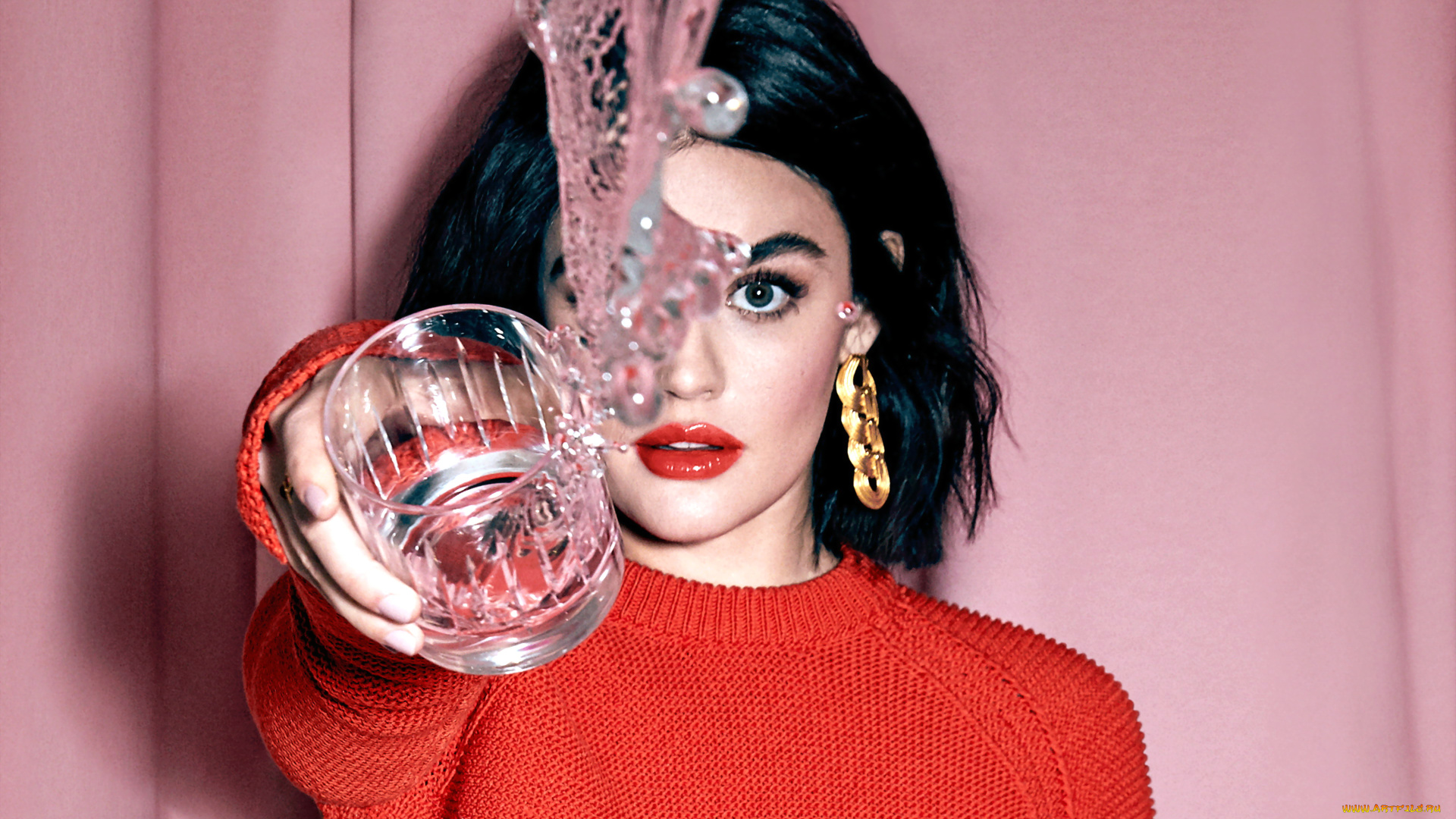 девушки, lucy, hale, актриса, брюнетка, свитер, вода, стакан