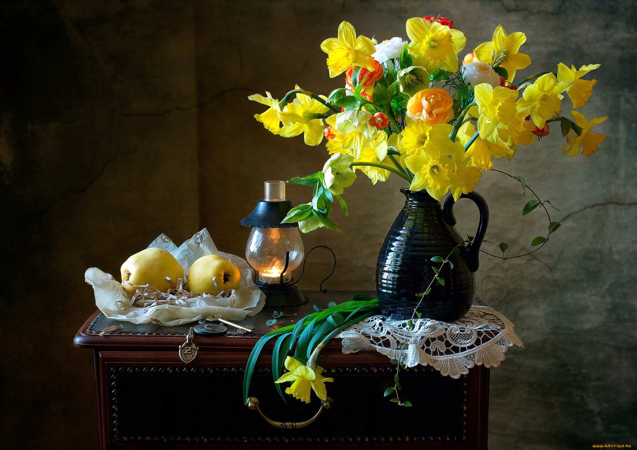 еда, натюрморт, лампа, яблоки, нарциссы, букет