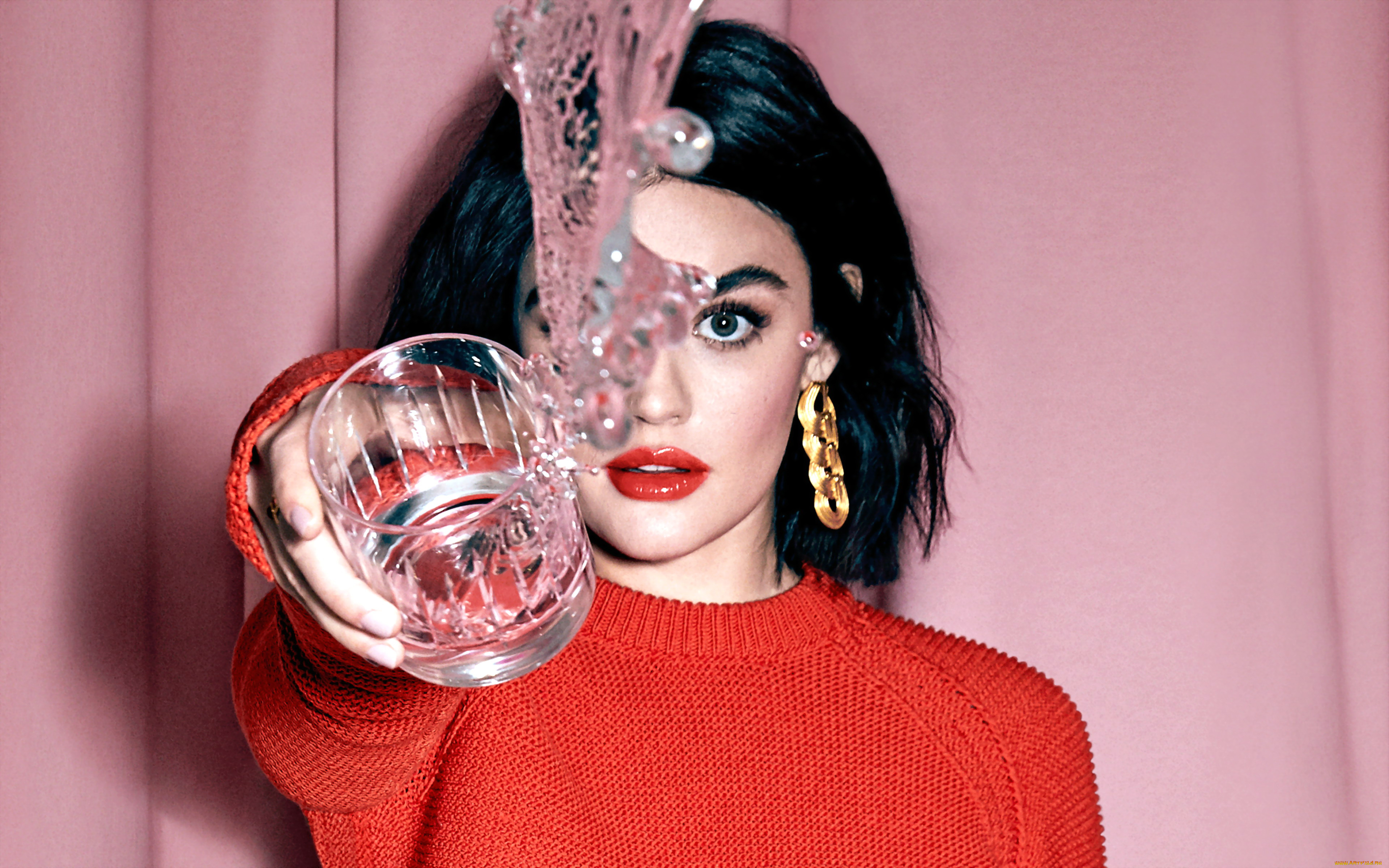 девушки, lucy, hale, актриса, брюнетка, свитер, вода, стакан