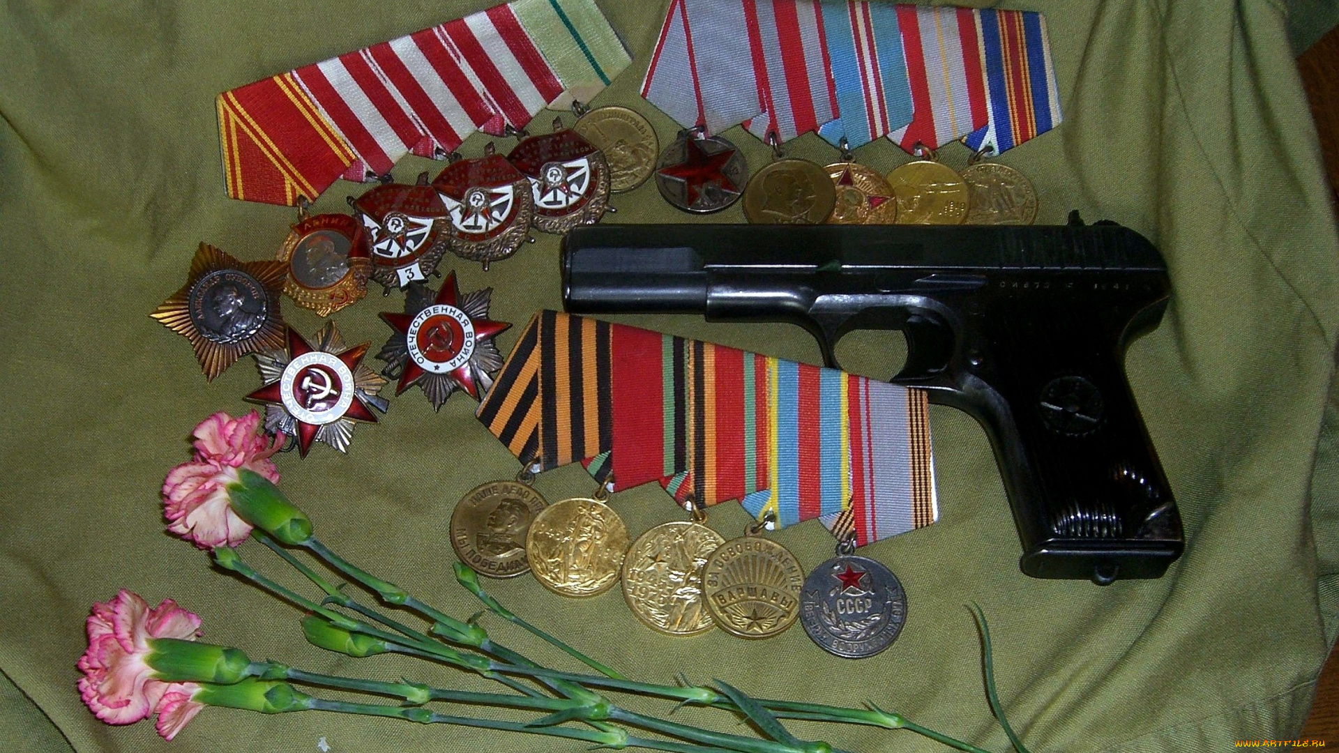 разное, награды, гимнастерка, пистолет, медали, ордена, гвоздики
