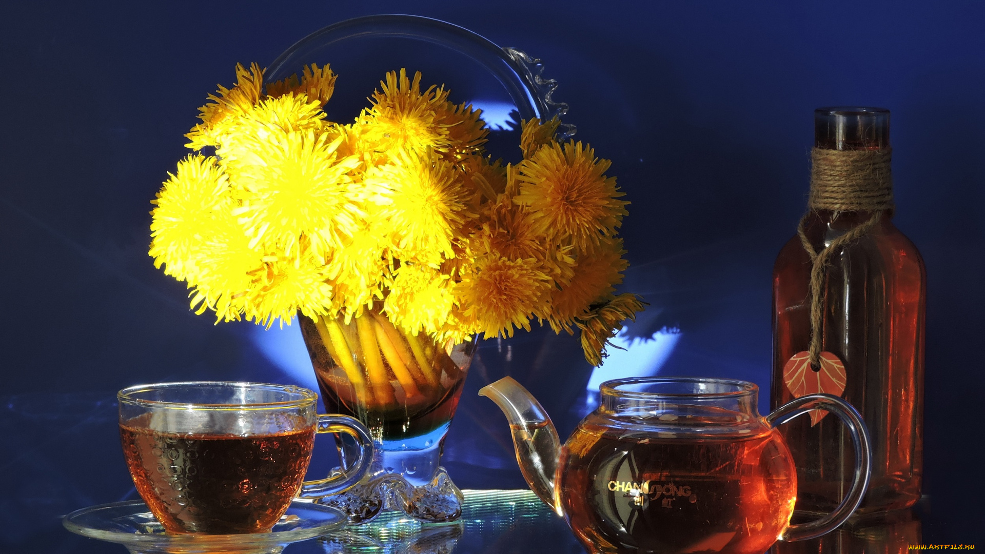 еда, напитки, , Чай, фото, цветы, солнечный, свет, отражение, одуванчики, натюрморт, композиция, весна, чайник, чашка, чай, чаепитие