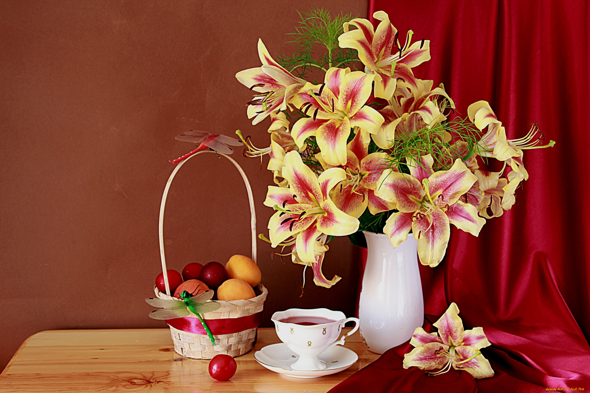 еда, натюрморт, чашка, с, блюдцем, фрукты, цветы, стрекозы, лилии, корзинка, лето, ваза, абрикосы, алыча