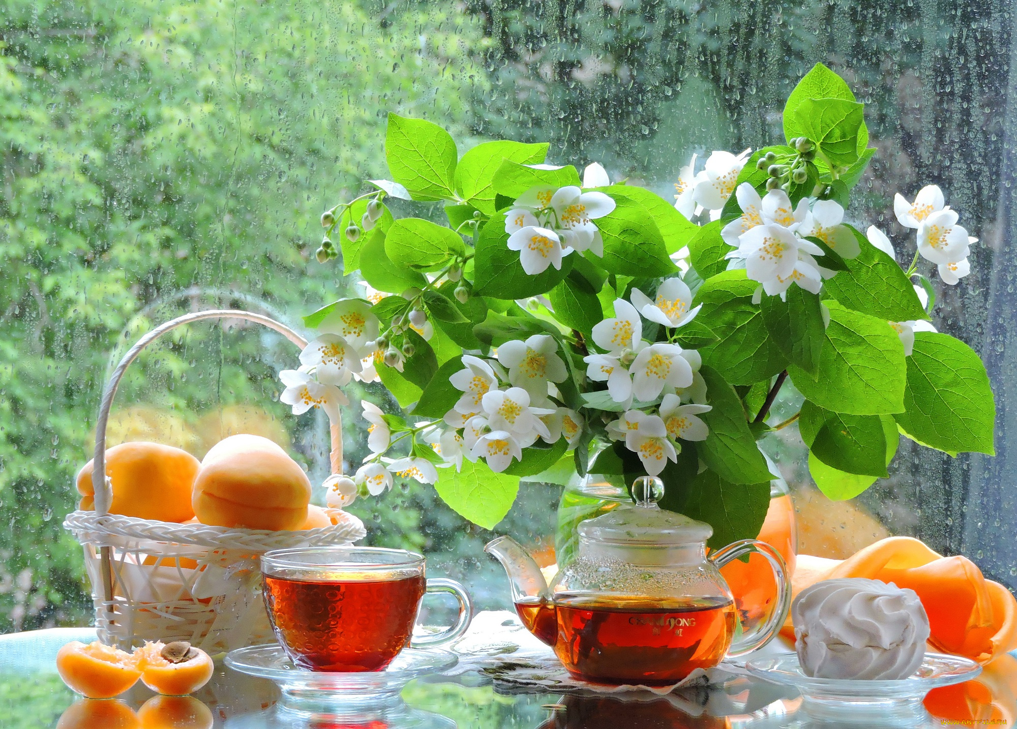 еда, натюрморт, чашка, фрукты, чай, дождь, чаепитие, фото, угощение, стекло, предметы, окно, жасмин, чайник, букет, абрикосы, лето, зефир