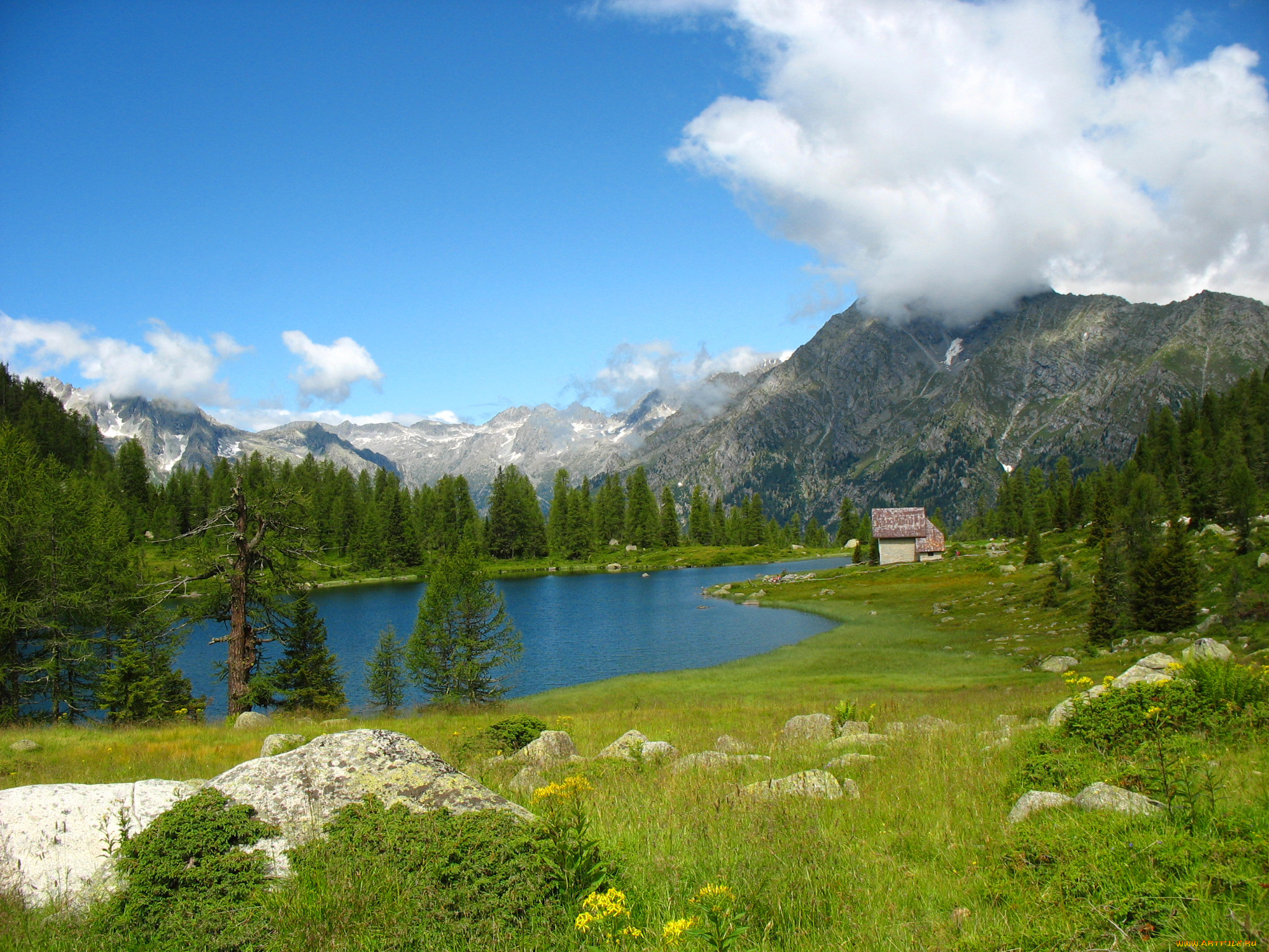 природа, реки, озера, италия, небо, облака, деревья, камни, дом, долина, горы, озеро