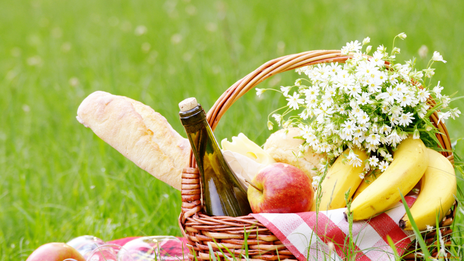 еда, разное, корзина, с, продуктами, для, пикника, и, букетом, белых, ромашек