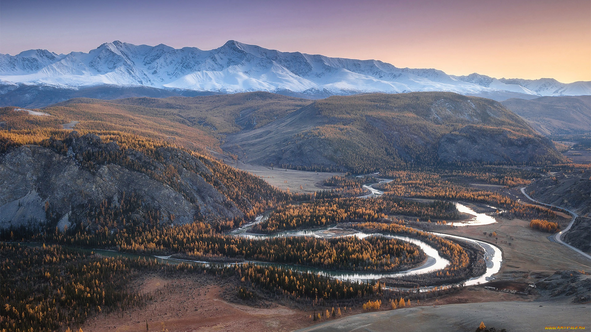 природа, пейзажи, водоем, змейка, снежные, холмы, река, горы, небо, лес, осень, дымка, долина, вершины, склоны