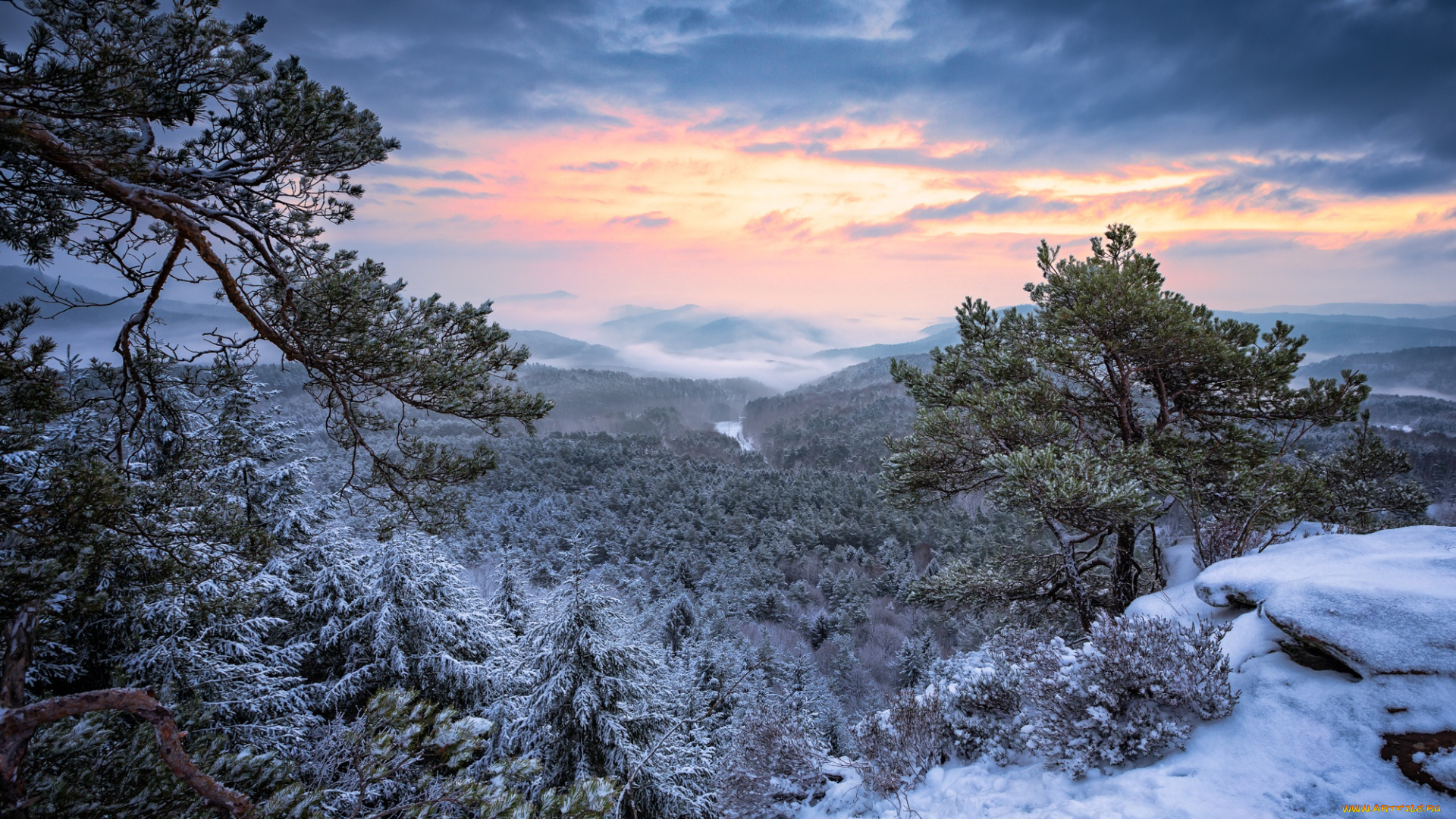 природа, пейзажи, зима, обрыв, холмы, зимний, вид, высота, даль, утро, дымка, сосны, хвоя, зимняя, ветки, горы, снег, облака, небо, лес, иней