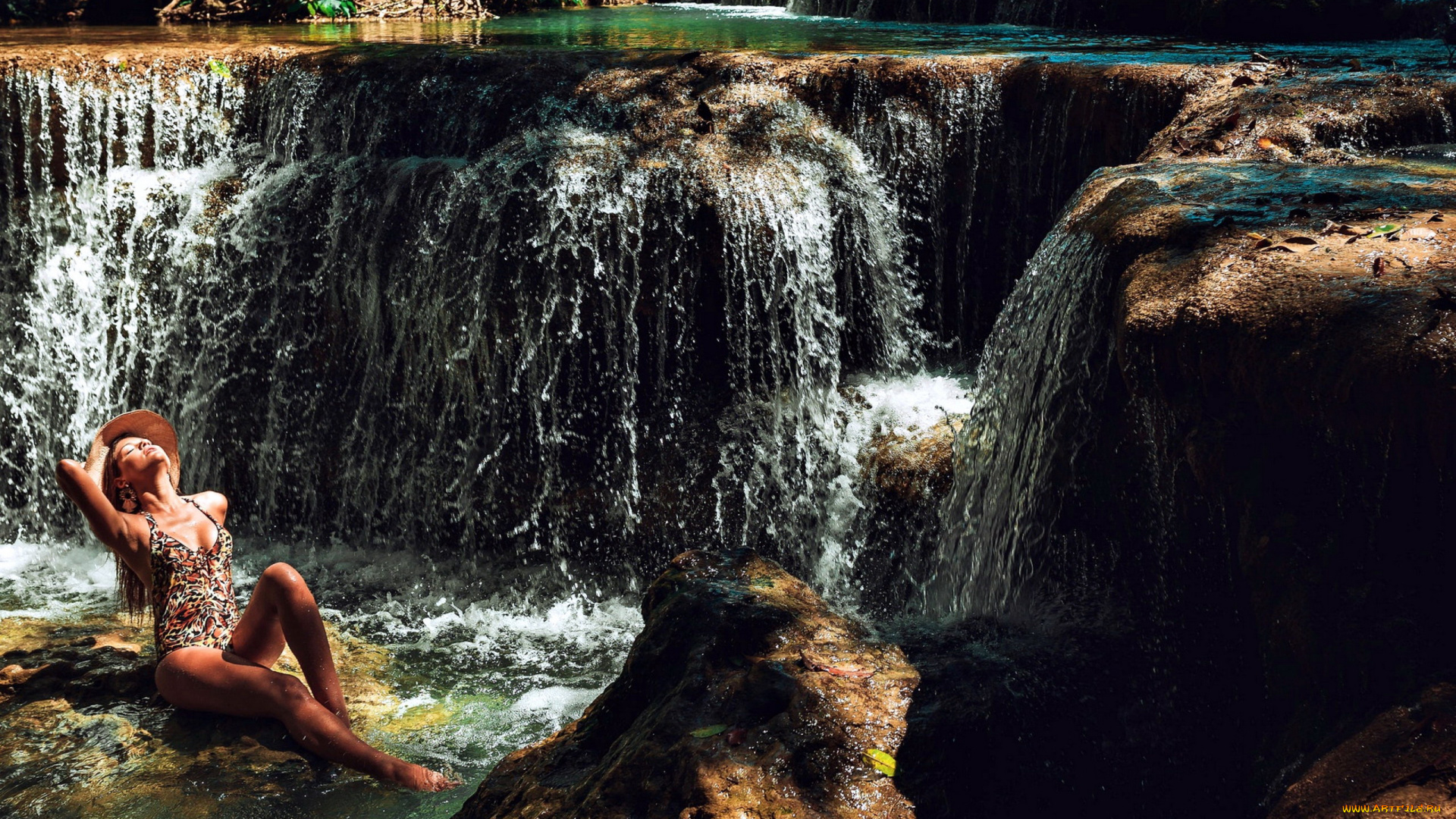 девушки, -, рыжеволосые, и, разноцветные, водопады, купальник, шляпа, поза