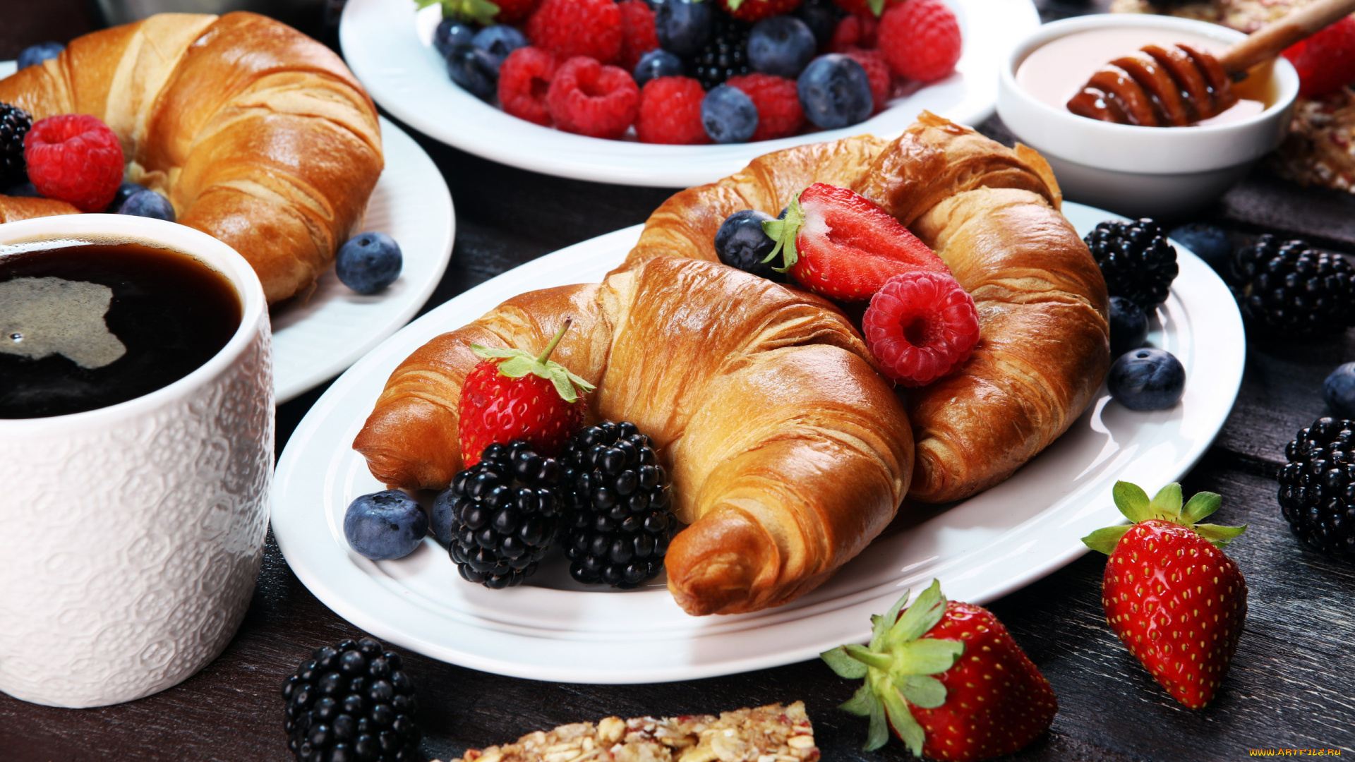 еда, хлеб, , выпечка, ягоды, малина, клубника, ежевика, круассаны